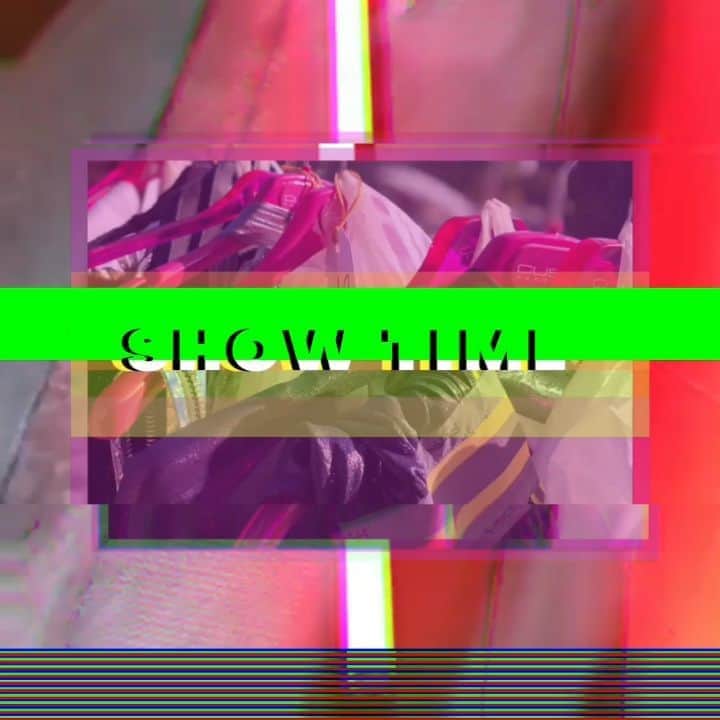 のインスタグラム：「Tic Toc… Are you ready for what’s about to come? Don’t miss a show! 💚 12/09  17:00 – @mbfwmadrid  💚 15/09  19:00 – @nyfw @fashiondesignersoflatinamerica  💚 16/09  20:30 – @080bcnfashion」