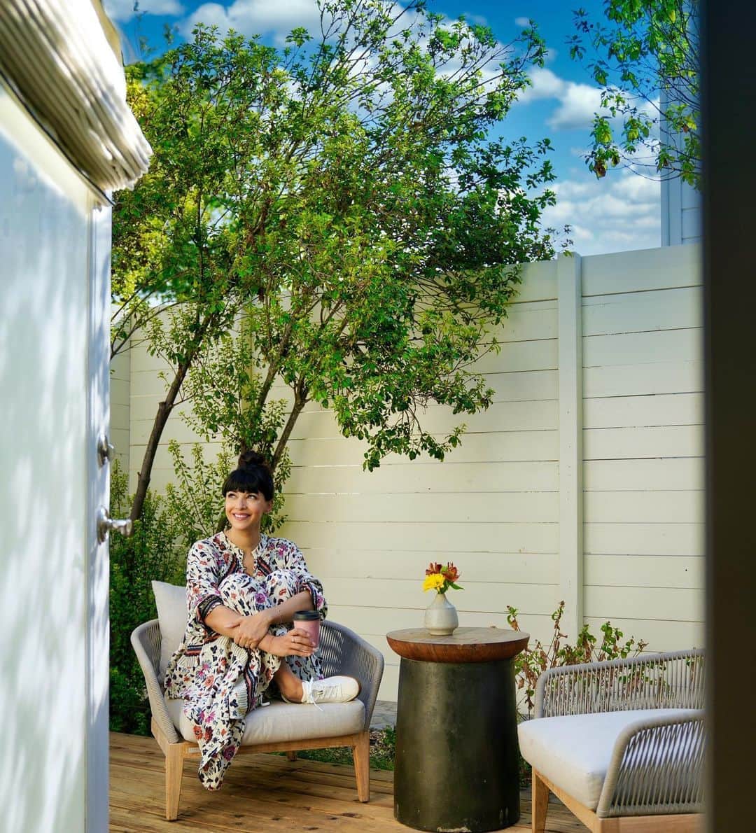 ハンナ・シモンのインスタグラム：「Beyond in love with this magical sanctuary. Private garden. Outdoor shower. Incredible coffee from The Porch.  Quiet and safe and truly lovely💕 @macarthurplace 💕」