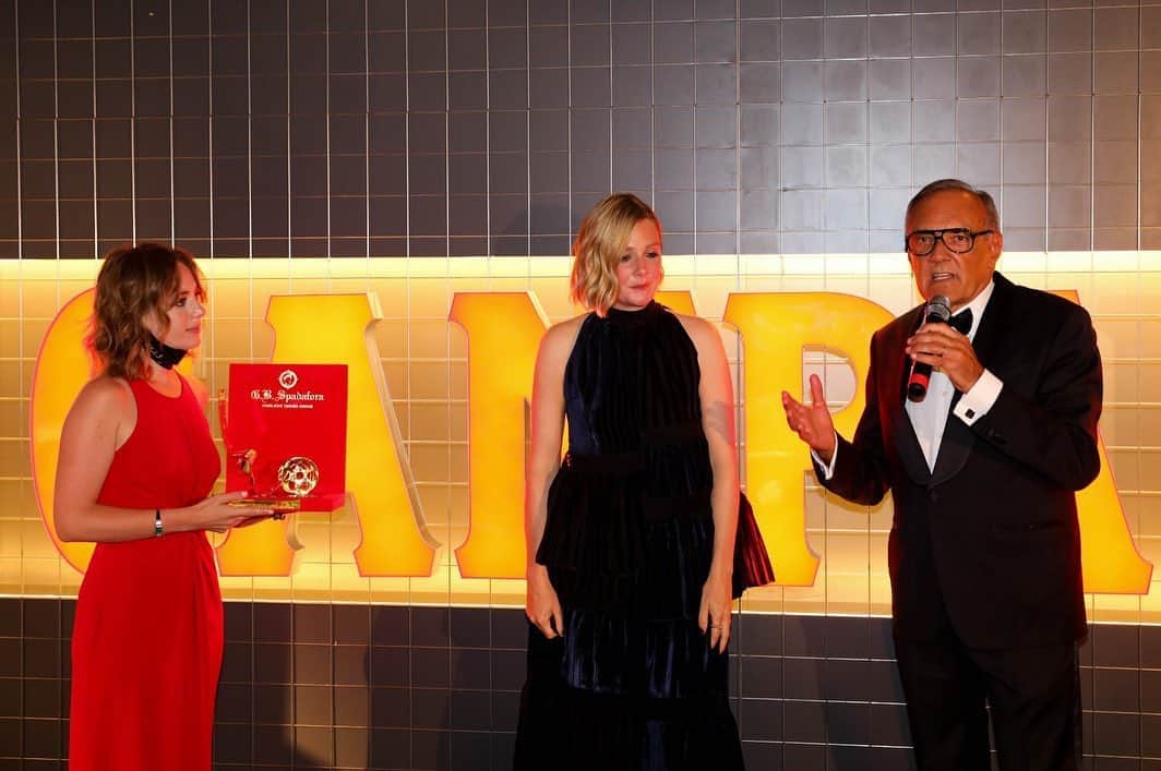 のインスタグラム：「@sara_lazzaro in abito @compagniaitaliana durante il Starlight Cinema Award 2020 svoltosi alla terrazza Campari. Sara Lazzaro ha premiato Romola Garai come miglior attrice internazionale insieme al direttore della mostre del cinema di Venezia Alberto Barbera. Styling: @lucapisciottano   #cinema #festivaldivenezia #fashion #glam #dress #eveningdress   @sara_lazzaro in a @compagniaitaliana dress during the starlight cinema award 2020 held at the Campari terrace. Sara Lazzaro awarded Romola Garai as best international actress together with the director of the Venice cinema exhibition Alberto Barbera.」