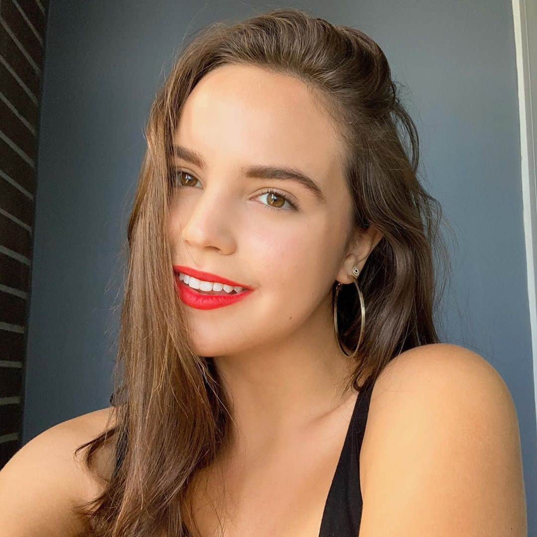 ベイリー・マディソンのインスタグラム：「Red lipstick has always made me feel like me, and this is my new favorite one. Congratulations on @rarebeauty , @selenagomez , I’m very happy for you x」