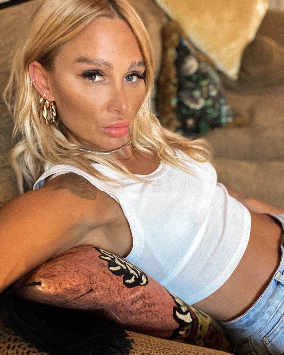 ルー・ティーズデールのインスタグラム：「Smokey OR Natural?? 🖤  - Thanks for having me on your virtual date night @narsissist @jamiegenevieve so much fun. Beauty breakdown below ⤵️  - EYES - for both looks I have used the new Nars Extreme Effects eye palette but in 2 different ways. With new Climax Extreme Mascara on my lashes. - LIPS - @ctilburymakeup “Sexy Sienna” - SKIN - I want to apologise for any offence caused wearing my tan too dark. I’m listening and understanding and sticking with my natural colour from now! Including new presets. I haven’t used tan or bronzer here I have just used @benefitcosmeticsuk Hoola in “Caramel” for a bit of contour  and Nars foundation in “Vanuatu” - HAIR - Tapes from @easilockshair colour @taylor_taylor_london and I used the @mermade.hair styler for the wave  - BROWS - I spiked my brows using @eyebrowqueen “Browfix” Couple of extra treatments from @flawlesscosmetic 😛 and lashes from @mudhoneybeauty .. Preset @presetteshop “Minimal Collection” 🖤🖤」