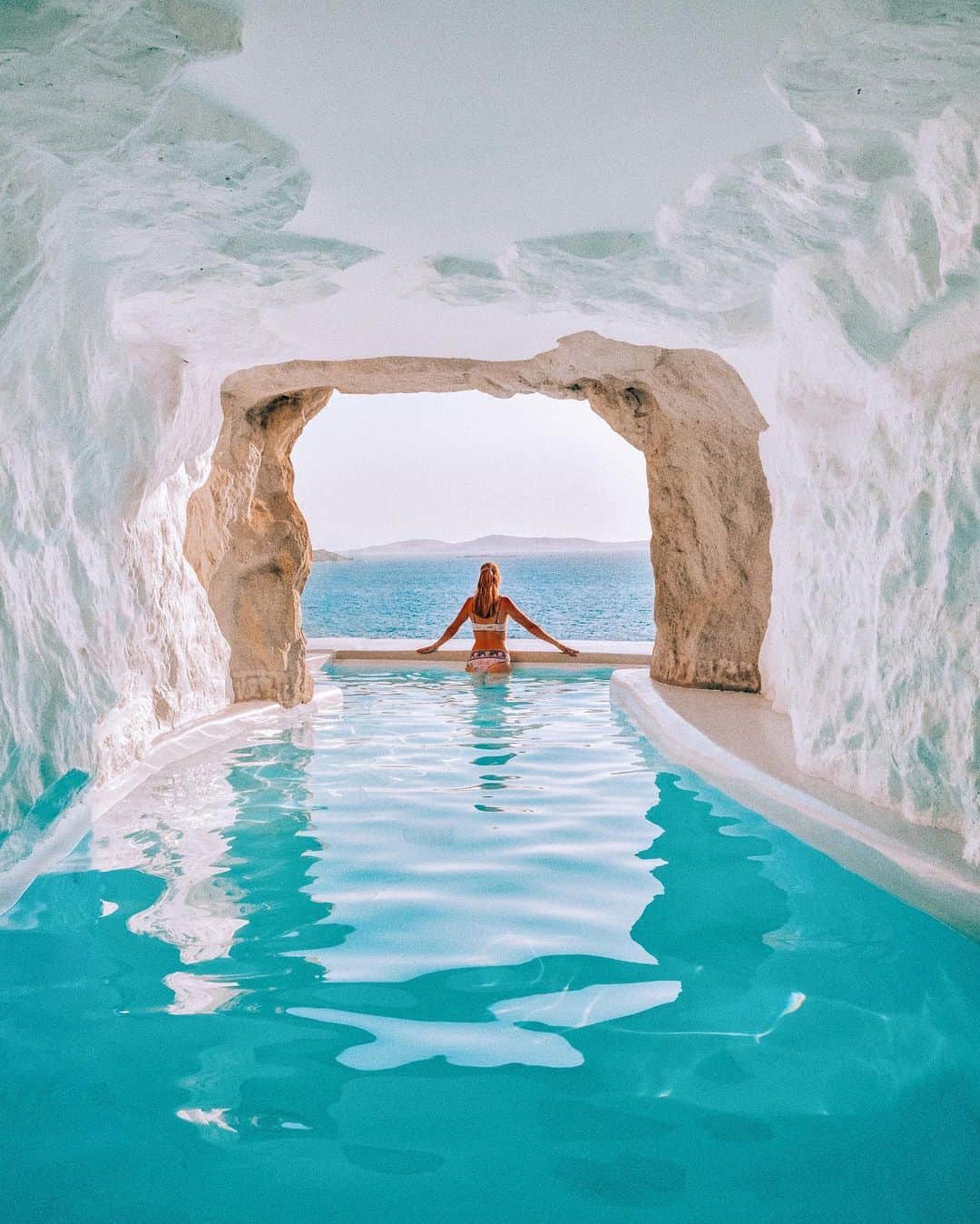 Izkizのインスタグラム：「Cave pool goals 💙 Edited with @izkizapp #mykonos」