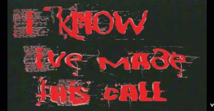 マギー・リンデマンのインスタグラム：「knife under my pillow lyric video out NOWWWW!!!! 🖤」