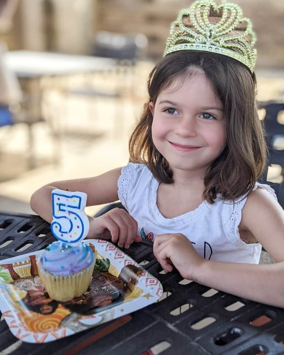 オデット・アナブルのインスタグラム：「5 years ago yesterday, on LABOR DAY, I thought I ate bad cheese. I refused to believe I was in Labor because Charlie still had two weeks to cook in my belly.  Labored on my own for 24 hours thinking I ate bad cheese 😂 5 am my water broke and if it were a normal day of traffic in LA, I would have given birth in the car. Whoops. Five whole years later, here you are in all of your glory, making me a better person everyday. I love you to the moon and to the back Charlie Mae. Please never stop saying it like that either. Happy birthday you crazy beautiful little angel.」