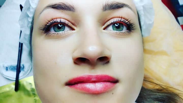 araks__studioのインスタグラム：「🔥Рекомендации перед процедурой ЛАМИНИРОВАНИЕ/БОТОКС и советы по уходу после!🔥 ⠀ ДО процедуры: ⠀ 💜Прийти на процедуру без косметики, а ещё лучше хорошо умыться дома перед сеансом. Обязательно уберите остатки загрязнений с ресниц! Для этого подойдет любая мицеллярная вода. ⠀ 💜Если носите линзы, лучше перед процедурой их снять!👁️ ⠀ 💜Если есть какое-то раздражение глаз васпользоваться увлажняющими каплями (по желанию!) ⠀ 💜снятие нарощенных ресниц в день процедуры ламинирования, также нежелательно! остатки ремувера могут вступить в реакцию с составом и выдавать нежелательный результат. Лучше разделите эти 2 процедуры на 2 дня!👀 ⠀ ПОСЛЕ процедуры: ⠀ 💙первые сутки после ламинирования мочить ресницы категорически НЕЛЬЗЯ! должно пройти не менее 24 часов!☔ При падении воды на ресницы в первые сутки после процедуры происходит вымывание активных компонентов, что снижает результат и стойкость эффекта процедуры! ⠀ 💙По истечении 24 часов допускается похода в сауну в бассейн, откладывать поездку на море также не стоит.🏖️ ⠀ 💙Также сон может быть максимально комфортным, поэтому можно спать в удобной позе даже в подушку😏 ⠀ ‼️💥ВАЖНО!💥‼️ Результат ламинирования зависит в том числе от исходных размеров ресниц не стоит надеяться, что короткие и редкие волоски станут вдруг пышными и длинными. Ламинирование работает с исходными данными! Полученный эффект при таких показателях, если не удовлетворит изначально, то удержать более 10 дней вряд ли получится и дело не в плохом уходе от физиологических особенностях!!! ⠀ ❣️Впереди ещё много полезных статей! ⠀ А мы по-прежнему ждем вас в нашу Araks Studio!💞」
