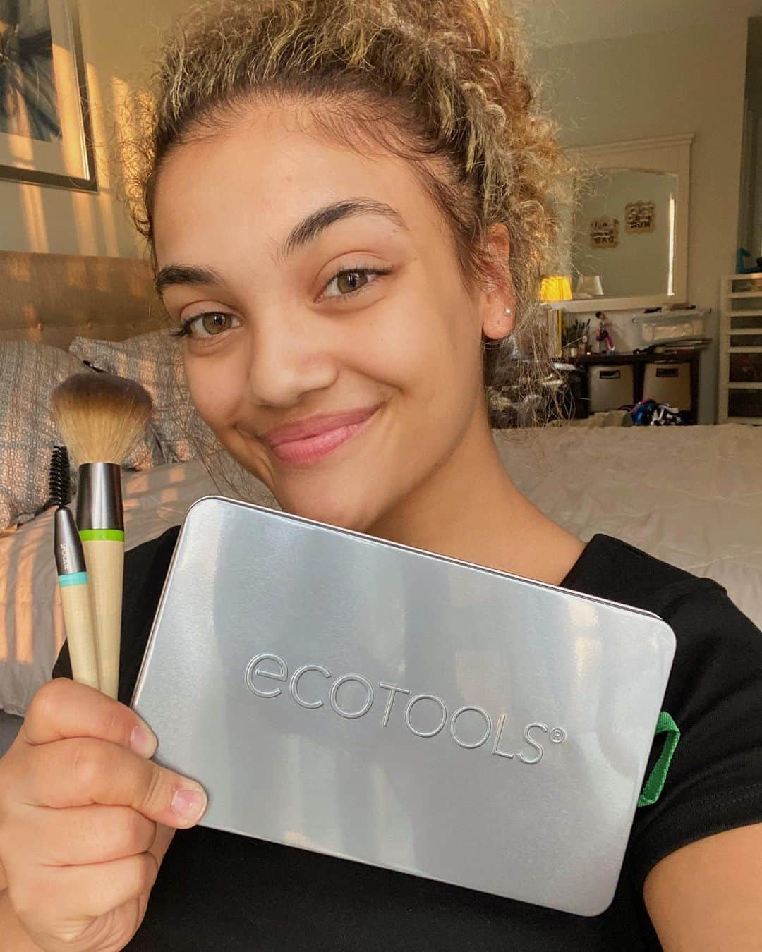 ローリー・ヘルナンデスのインスタグラム：「Pssst... @ecotools has launched a new line of interchangeable brushes and they’re amazing!! not only do they save space but they are completely eco-friendly. the packaging is made with biodegradable paper & comes with a seed sticker so it can be planted in the ground and grow wildflowers🌸🌱 clean beauty + a clean planet. #ad #ecotools」