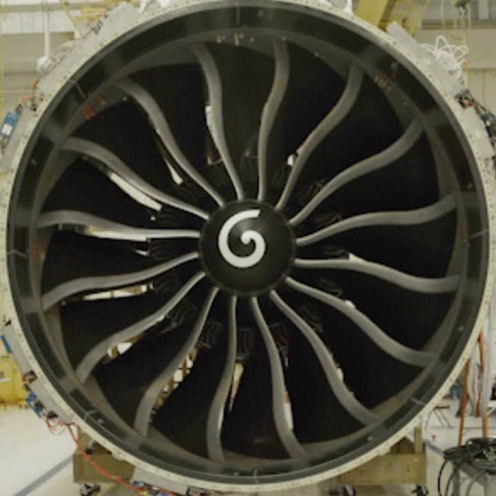 GeneralElectricのインスタグラム：「Ever been hypnotized by a jet engine before? 🌀_🌀   If it was possible, @GEAviation’s GE9X—the world’s largest and most powerful commercial jet engine—would be the one to do it.   Clocking in at 134,300 pounds of thrust with a 10% increase in fuel efficiency over the GE90, there’s not much this aviation giant can’t do.   #oddlysatisfying #aviation #jetengine #avgeek」