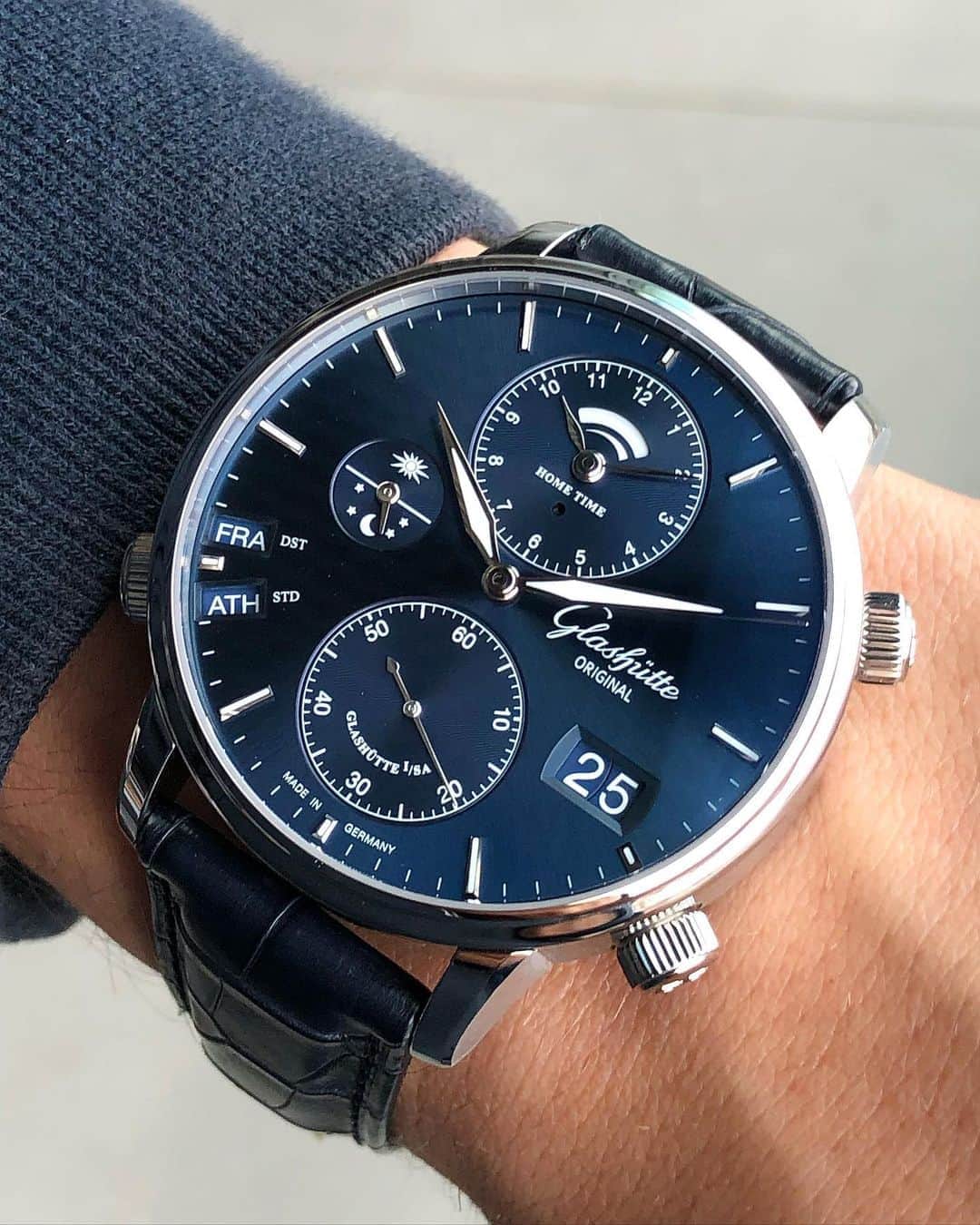 Daily Watchさんのインスタグラム写真 - (Daily WatchInstagram)「The @GlashuetteOriginal Senator Cosmopolite with new stunning blue dial. The Senator Cosmopolite offers the owner a selection of 35 time zones - even those with 30 and 45 minutes time differences 🌏 #GlashütteOriginal」9月9日 3時57分 - dailywatch
