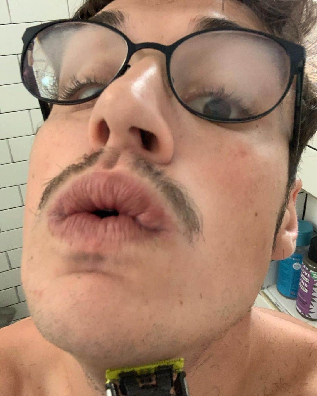 ジョーイ・ブラッグのインスタグラム：「This is a preview of my coffee table book titled Accidental Shaving Selfies.」