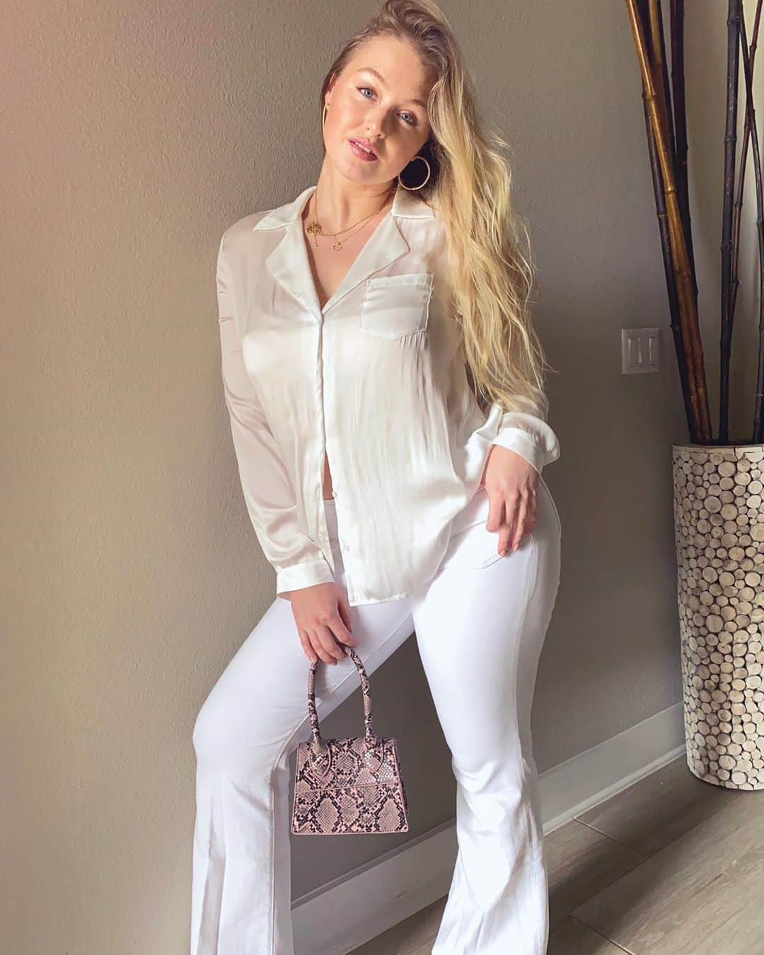 イスクラ・ローレンスさんのインスタグラム写真 - (イスクラ・ローレンスInstagram)「How long will this outfit stay white though🤔  Congrats to my gf christianne on her new accessories brand @brokeandbeautifuluk love this cute pickle bag (gifted)  I’ll link my outfit on my IG stories💕」9月9日 3時58分 - iskra