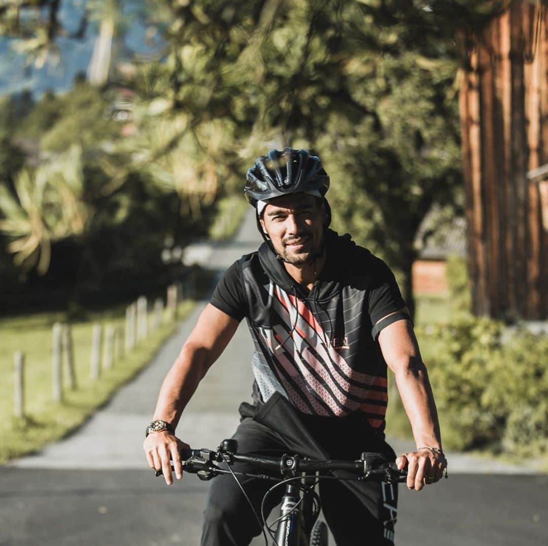 ファビオ・フォニーニのインスタグラム：「#bikeride 🚲🇦🇹  Un giro in bici in questo bellissimo scenario prima di tornare in campo! 🎾 #kitzbühel  Photos: ©️KTC/Mia Knoll @generaliopen @atptour #atpkitz」