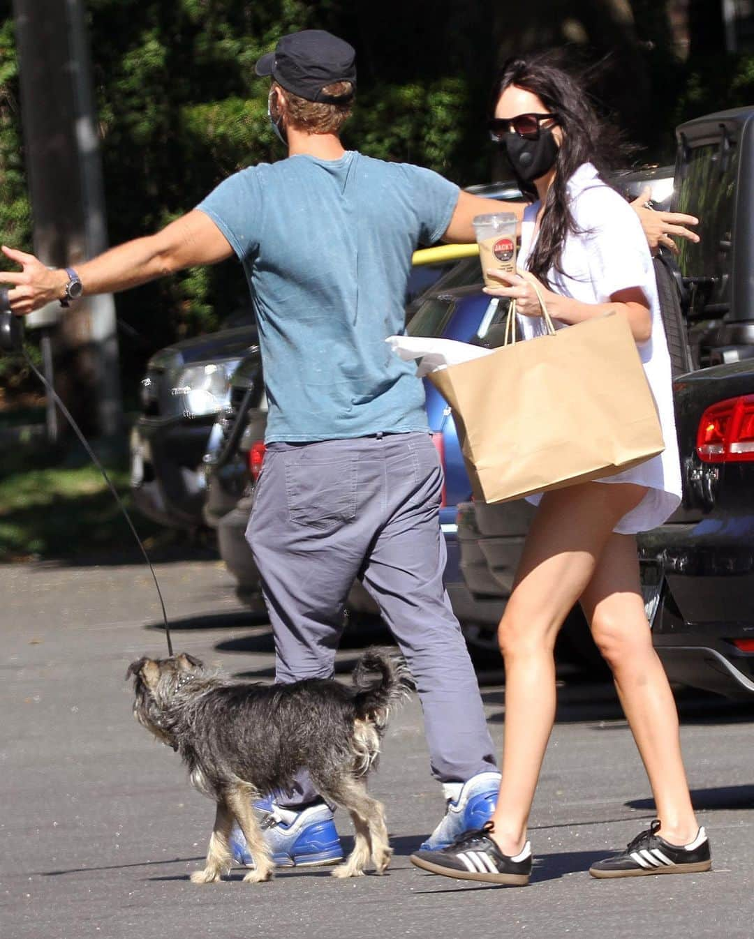 Just Jaredさんのインスタグラム写真 - (Just JaredInstagram)「Dakota Johnson and boyfriend Chris Martin were spotted going to a park for a picnic on Labor Day! #DakotaJohnson #ChrisMartin Photo: Splash」9月9日 4時13分 - justjared