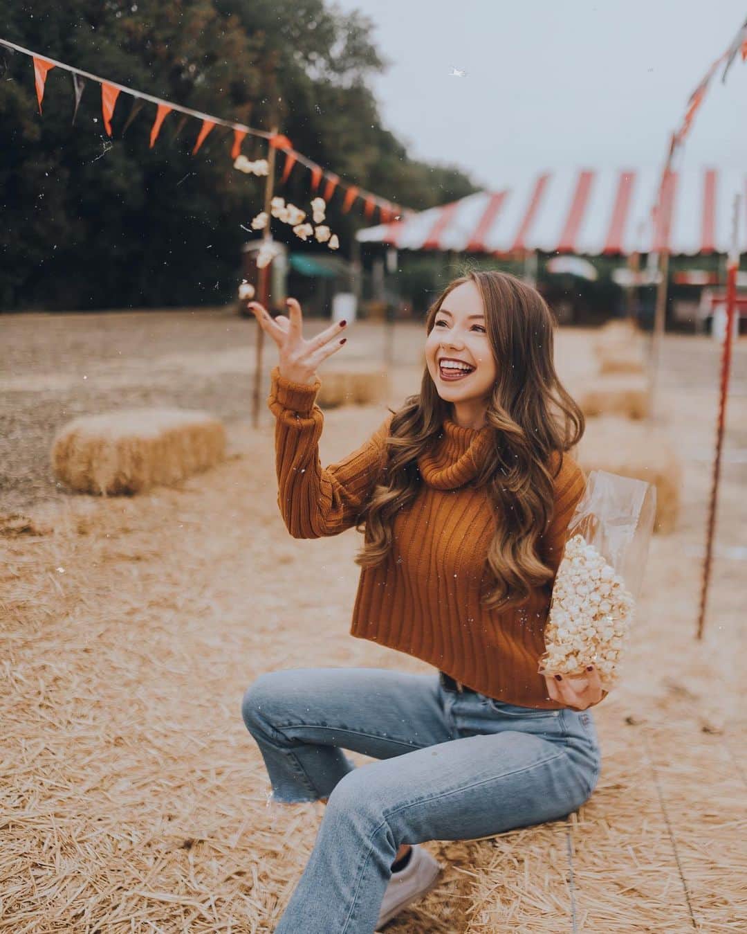 Meredith Fosterさんのインスタグラム写真 - (Meredith FosterInstagram)「Not quite sweater weather yet but a girl can dream 🍂🎃🍁🍎」9月9日 4時25分 - meredithfoster