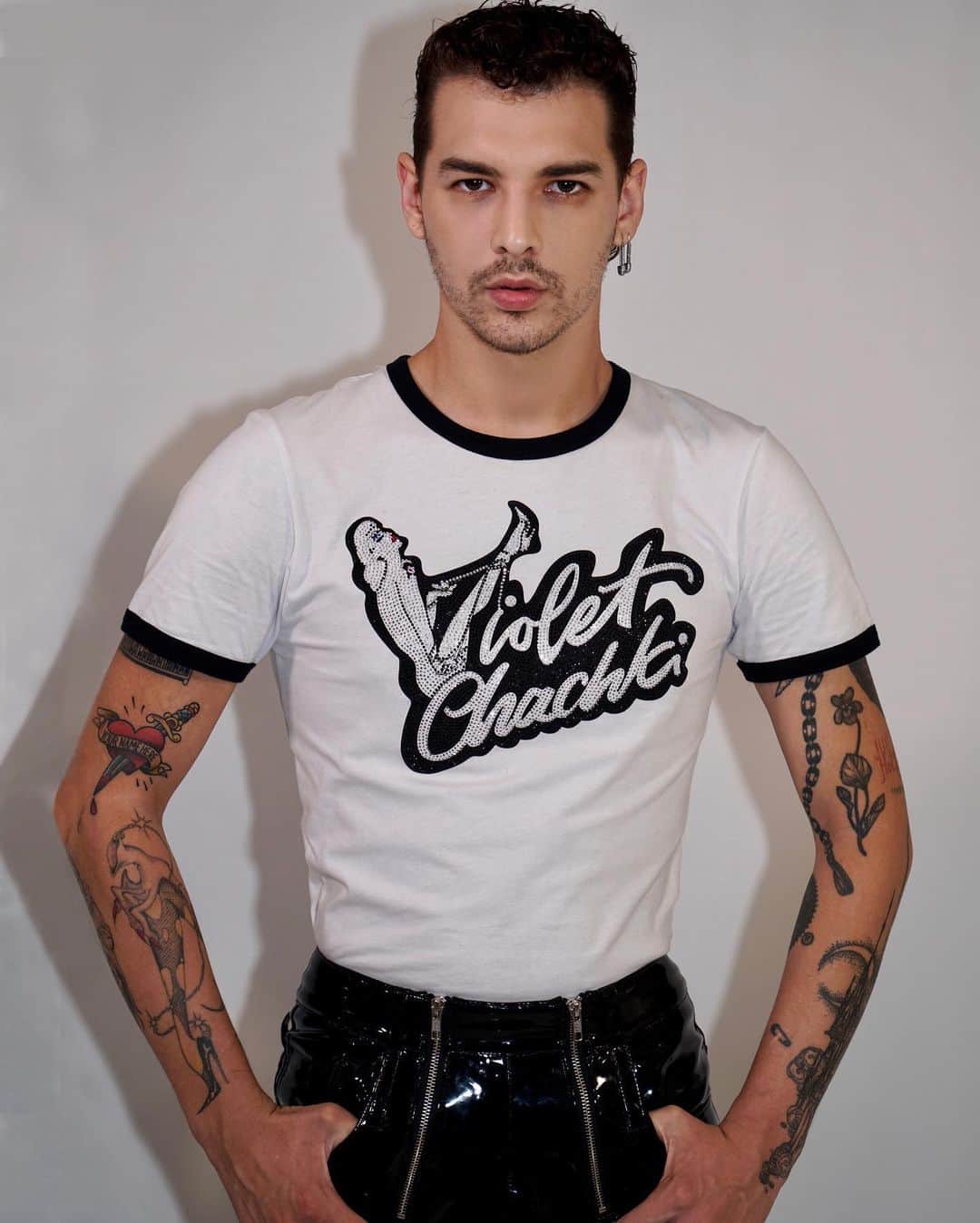 ヴァイオレット・チャチキのインスタグラム：「Restocked my rhinestone logo ringer tees ! Link in bio 💋」