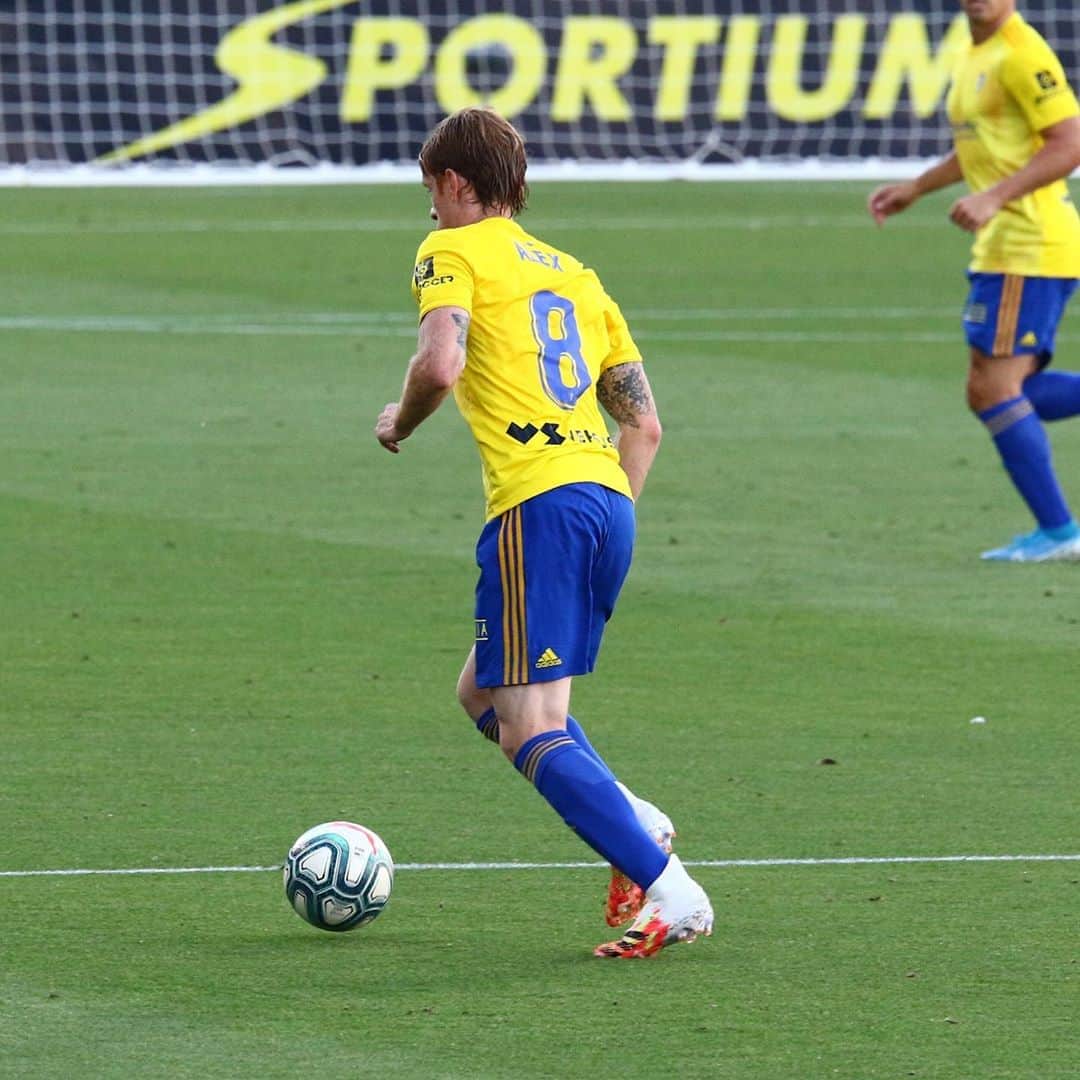 アレハンドロ・フェルナンデス・イグレシアスのインスタグラム：「😁🏹 Va quedando menos para un día especial para todos...💛💙」