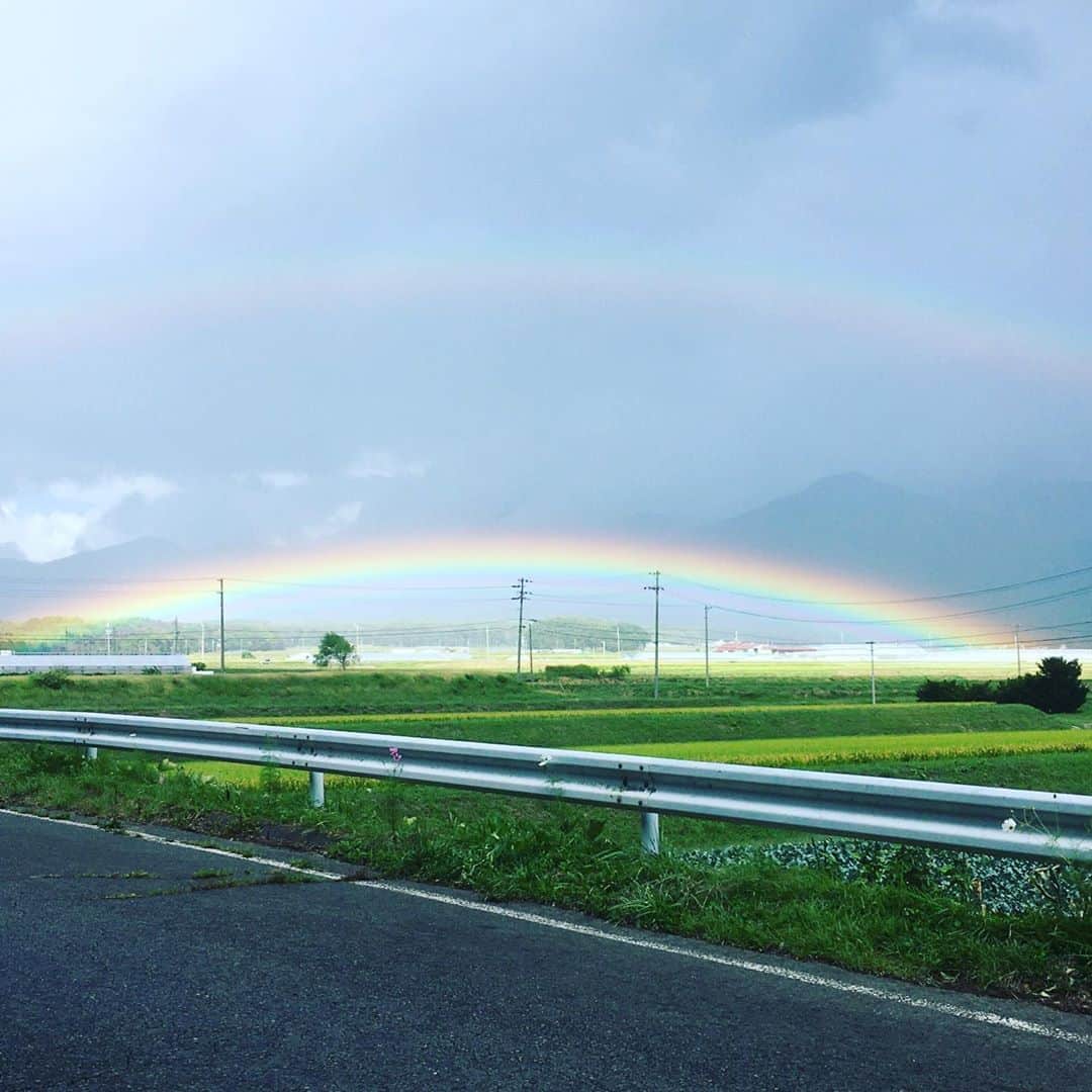井上荒野のインスタグラム：「虹。虹の向こうは八ヶ岳。いいもの見たね〜と帰ってきたら夕立で洗濯物が全滅だった…」