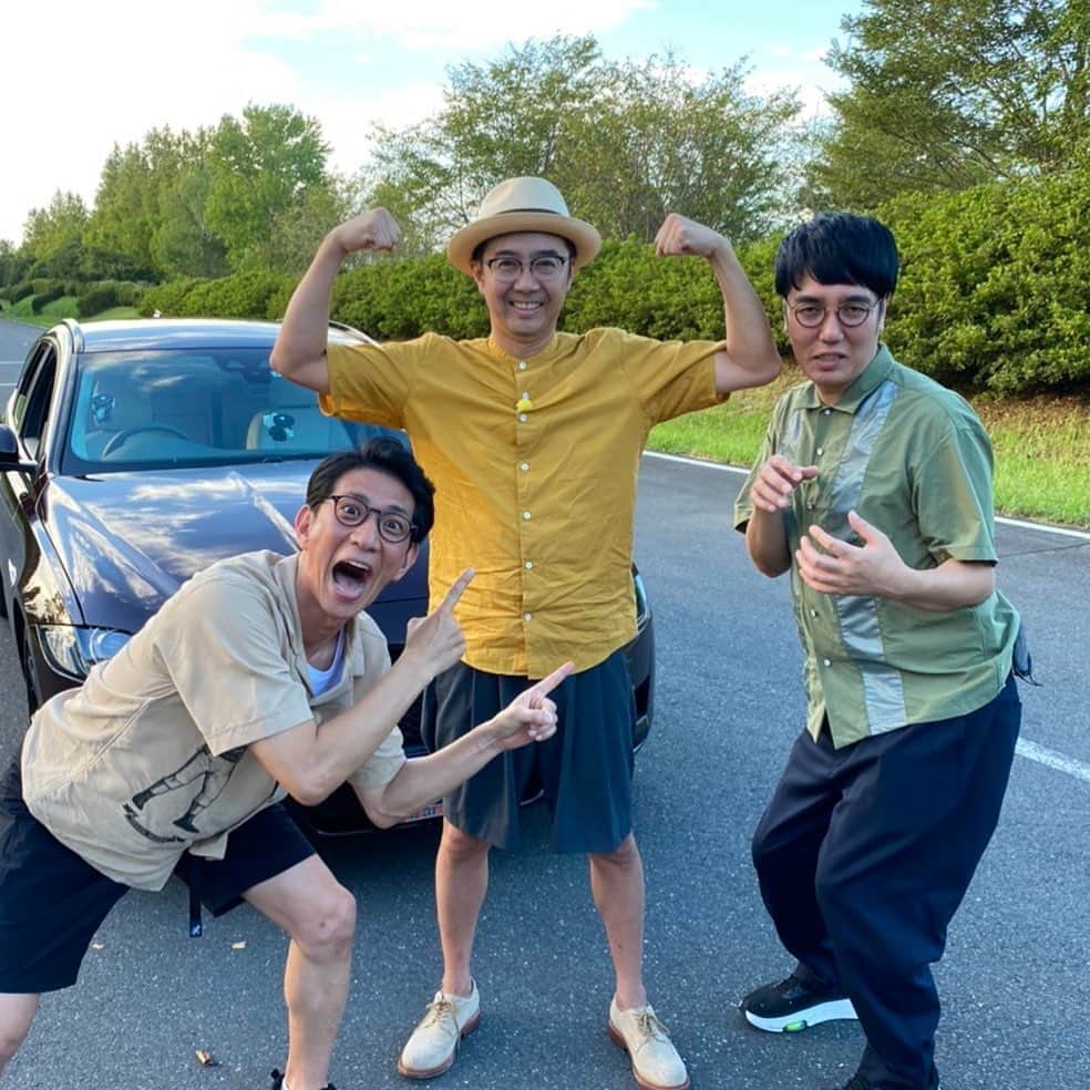 柴田英嗣のインスタグラム：「小木矢作柴田  #諸々明けの2人 #元気 #まだ本調子じゃないのか2人からは見た事もないポーズ出る #小木さんに関しては本当にわからないポーズ #本当良かった #おじさんばかりですが人力舎まだまだ頑張ります！」