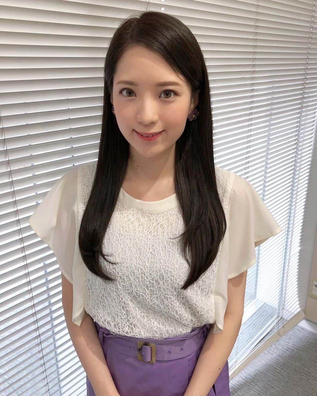 色紙千尋さんのインスタグラム写真 - (色紙千尋Instagram)「昨日一昨日の👗スカートと同じ色のお花イヤリングが可愛かったです💐おでこ全開にすっかり慣れてしまったけど顔の余白が増えてきたので痩せなければ😂今日は岡山出張です🎤午後も頑張りましょう✊ #abematv #アベマ #rcawaii」9月9日 14時05分 - shikishi_chihiro