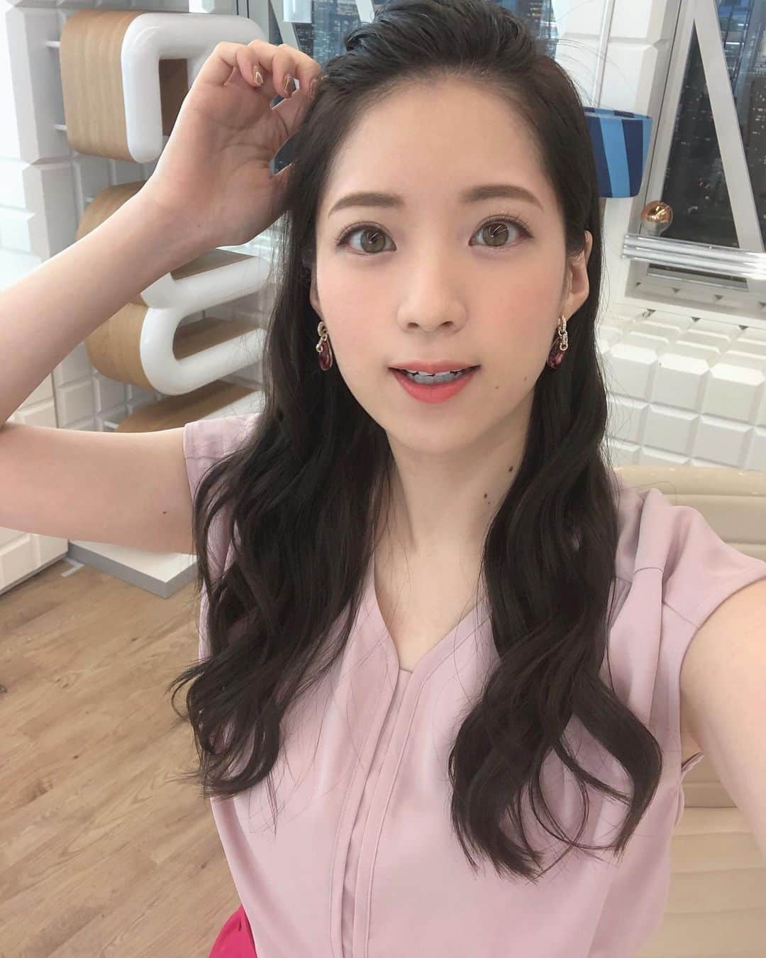 色紙千尋さんのインスタグラム写真 - (色紙千尋Instagram)「昨日一昨日の👗スカートと同じ色のお花イヤリングが可愛かったです💐おでこ全開にすっかり慣れてしまったけど顔の余白が増えてきたので痩せなければ😂今日は岡山出張です🎤午後も頑張りましょう✊ #abematv #アベマ #rcawaii」9月9日 14時05分 - shikishi_chihiro