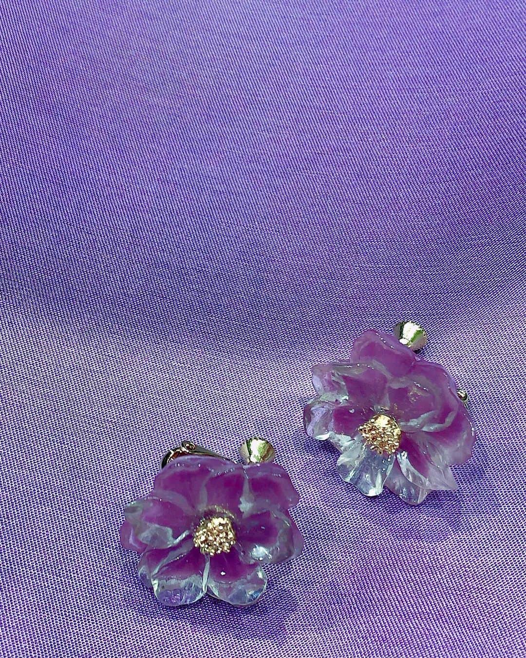 色紙千尋さんのインスタグラム写真 - (色紙千尋Instagram)「昨日一昨日の👗スカートと同じ色のお花イヤリングが可愛かったです💐おでこ全開にすっかり慣れてしまったけど顔の余白が増えてきたので痩せなければ😂今日は岡山出張です🎤午後も頑張りましょう✊ #abematv #アベマ #rcawaii」9月9日 14時05分 - shikishi_chihiro