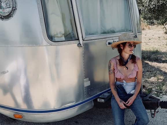レナ・ヘディのインスタグラム：「Just a woman having a casual moment with an airstream😜 📸 By the lush @mabphotograph and dream @felix_e_forma ❤️」