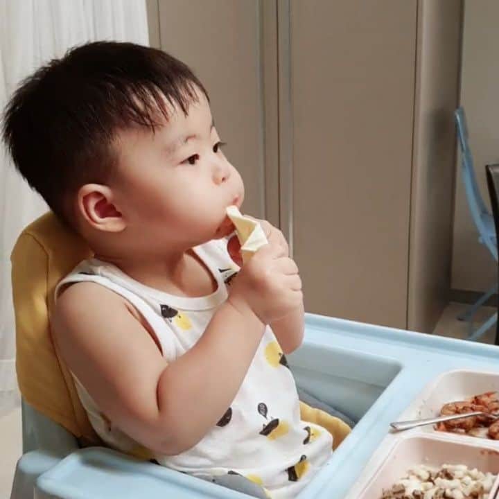 ミン・ヨンウォンのインスタグラム：「푸드파이터........ #볼터짐주의 🍩🍨🍧🍦🍡🍤🍿🥓🥩🍕 . 17갤 여름먹방기록 🍉🍉🍉🏖🏖🏖 자기껀 안먹고 엄마꺼만 먹는 아기 👶👶 찍먹 좋아하는 아기 (어디서본건지 신기해요) 입에 실컷 넣고 실컷 씹고 안 삼킴,.. ㅡ.ㅡ 요즘 외식하면 민서 먹는 모습에 즐거워요 ㅋㅋㅋㄲㅋ . 1달동안 말도 마니 늘고 (존댓말 가르친적없는데 존댓말하는거 신기) 단어 연결신기 👀👀👀 (아빠한테가요 , 불 켜주세요, 여기에 앉아요, 이쪽이요, 손모으고 아멘!! ) 다 스스로 하고싶어함. . . 같이 놀아도 점점 잼있어지지만 늘 안아줘병으로.. 내허리는 시큰시큰.. 팔목에 멍..🙀🙀🙀 . . . 귀욥다 볼빵빵 배빵빵 엉덩이빵빵 #사랑해  .❤❤❤❤❤❤❤ . 오늘부터 헬18갤 #18갤아기 #부산댁 #서울댁 #먹방 #푸드파이터#먹방요정  #사랑해 #애교쟁이 #육아일기 #신혼일기 #육아맘 #육아소통 #일상 #소통 #맞팔 #데일리 #황금돼지띠아들 #오오티디  #베이비스타그램 #foodfighter #baby #babyboy #love」