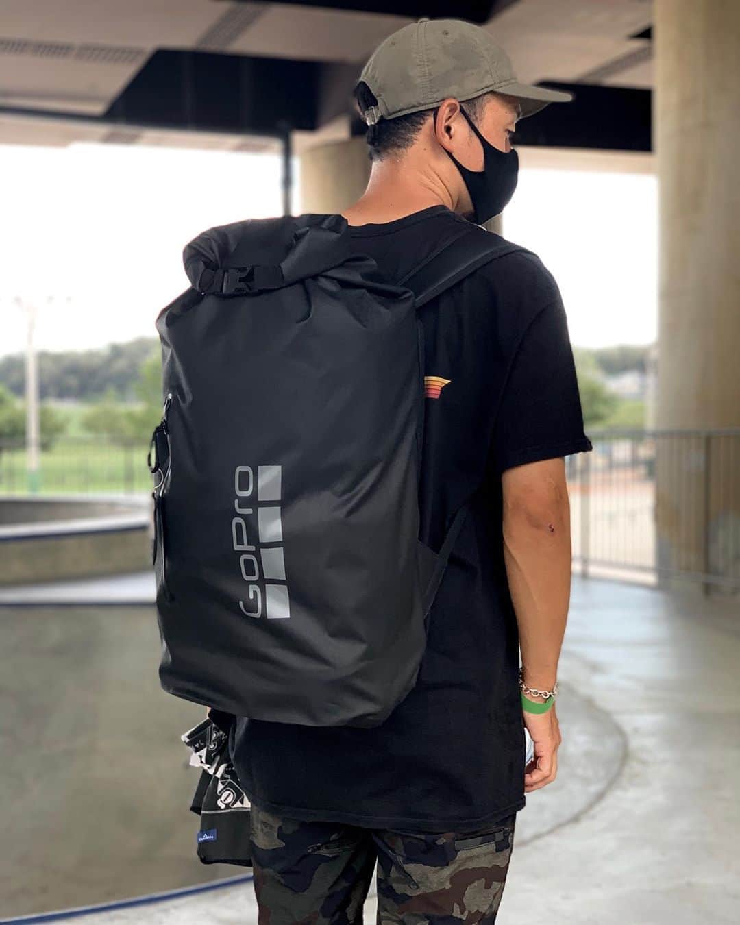 安床武士のインスタグラム：「New bag🔥🔥🔥 GoPro “Storm Dry Waterproof Backpack”. Good size for skate stuffs. Thank you @goprojp !!  新商品のGoProバッグシリーズ。 このモデルは35L容量があるのでスケート道具を持ち運ぶのに最高のサイズです！ しかもバッグ自体が超軽量なので中身を入れても重さが気にならない。 完全防水なのもお気に入りポイント👌 更に肩のところにGoProマウントがあるので移動の撮影などにもかなり使えます！ #goprojp ありがとうございます✨  GoProオンラインストアで購入可能です🙌  #gopro #goprobag #gopromax」