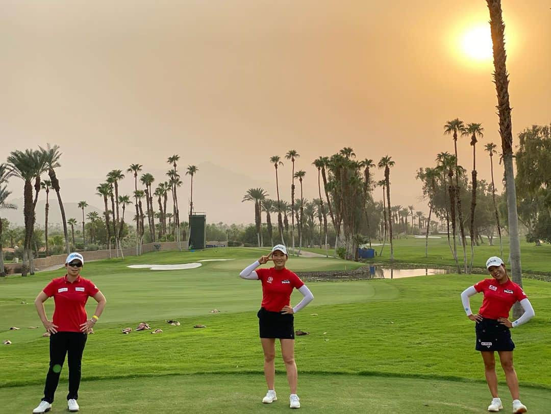 シェラ・チョイのインスタグラム：「SOCIAL DISTANCE AT ALL TIMES! #triedtocolormatch?!😎  #옷맞춘건가🤣🤣 #lpga #ANAinspiration #🌸🌼🌺🌞」