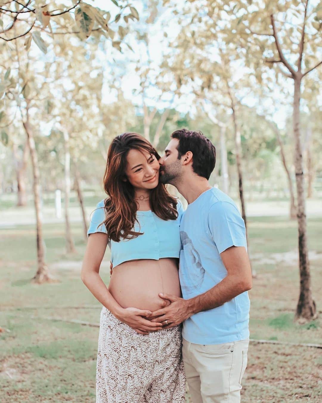 本田麻里絵さんのインスタグラム写真 - (本田麻里絵Instagram)「もう狭いでしょ？꒰(๑´•.̫ • `๑)꒱ お腹の中、羊水にぷかぷかして心地よいですかー？？🤰💕 もうちょっとお腹の中で遊んでく？？♡  #maternityphoto #maternityphotography #maternity #pregnant #pregnancy #pregnancyphoto #pregnantphoto #lastmonthofpregnancy #bangkoklife #bangkokphotographer #internationalcouple #マタニティフォト #マタニティ記録 #臨月 #妊娠10ヶ月 #妊娠38週 #2020年9月出産予定 #令和2年ベビー #9月出産予定 #プレママ #ぷんにー #バンコク生活」9月9日 14時36分 - mariennu.bkk