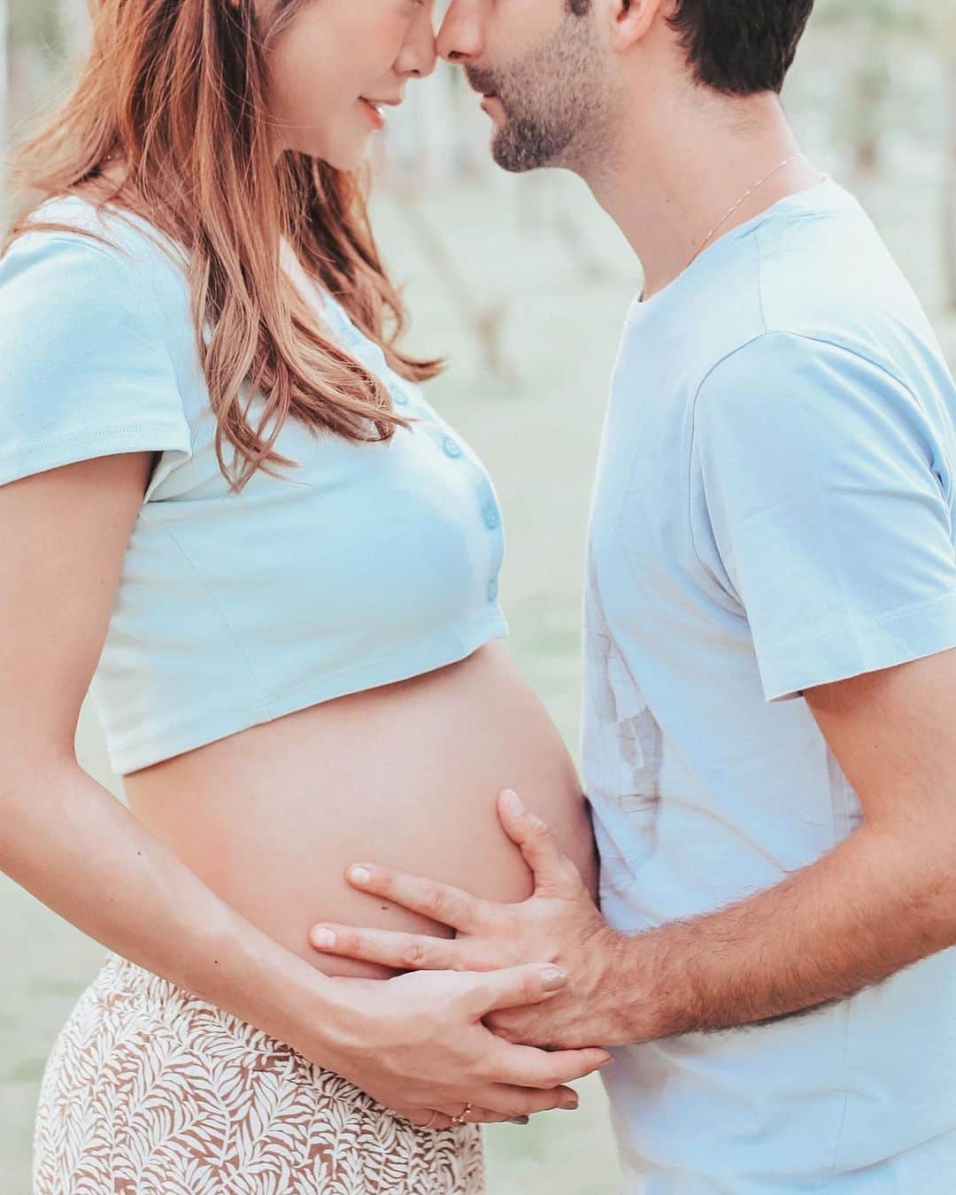 本田麻里絵さんのインスタグラム写真 - (本田麻里絵Instagram)「もう狭いでしょ？꒰(๑´•.̫ • `๑)꒱ お腹の中、羊水にぷかぷかして心地よいですかー？？🤰💕 もうちょっとお腹の中で遊んでく？？♡  #maternityphoto #maternityphotography #maternity #pregnant #pregnancy #pregnancyphoto #pregnantphoto #lastmonthofpregnancy #bangkoklife #bangkokphotographer #internationalcouple #マタニティフォト #マタニティ記録 #臨月 #妊娠10ヶ月 #妊娠38週 #2020年9月出産予定 #令和2年ベビー #9月出産予定 #プレママ #ぷんにー #バンコク生活」9月9日 14時36分 - mariennu.bkk