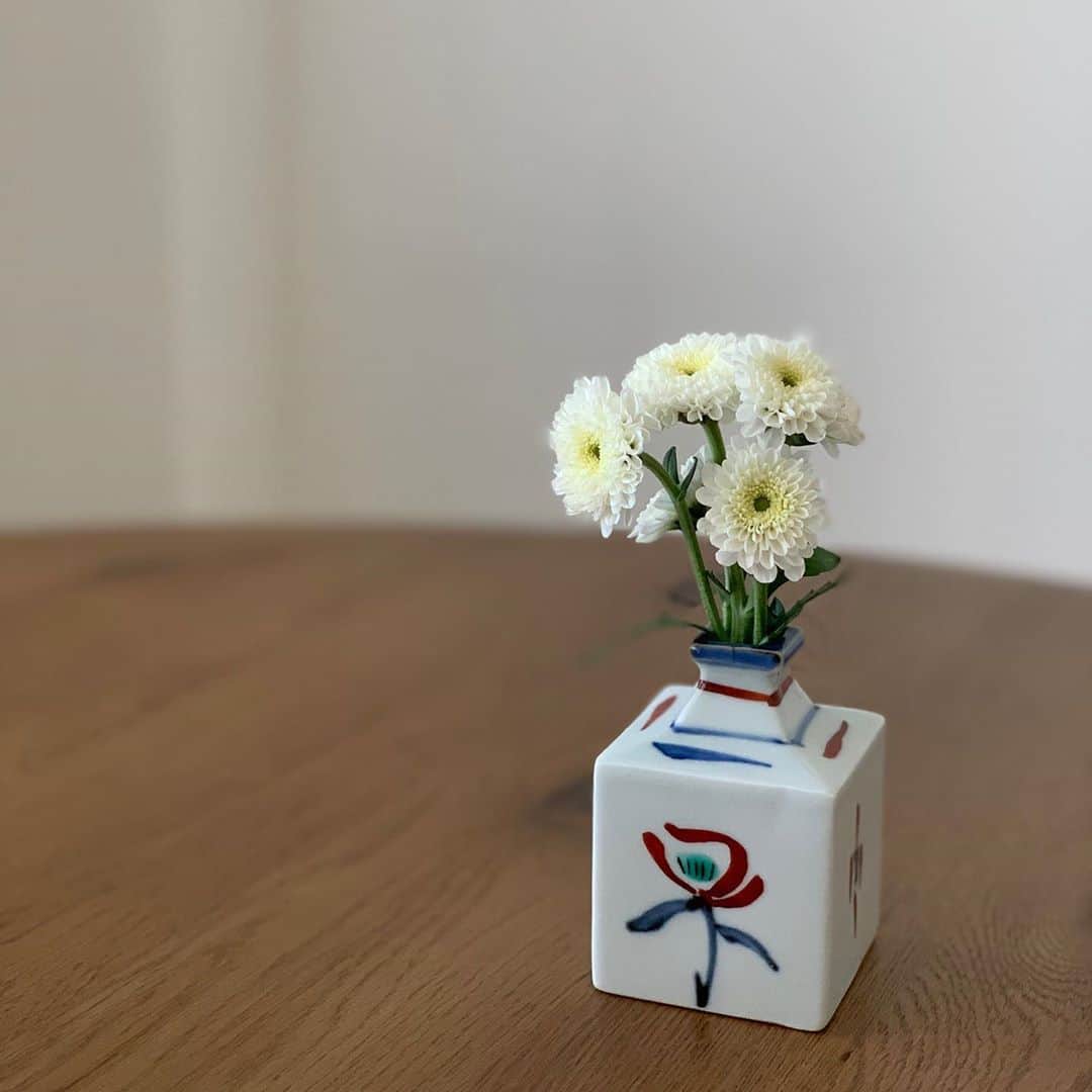 のインスタグラム：「9月9日は重陽(ちょうよう)のお節句🌼  菊の節句とも呼ばれているそうで、平安時代に中国から伝わった五節句のひとつ。菊の花を飾って、不老長寿や繁栄を願うおめでたい1日だそうです。  お花屋さんでお花を選んでいるときに教えて頂きました📝  自分ひとりで勝手に始めたばっかりだけど #一輪挿しチャレンジ 色んなことが勉強になって楽しいです♪  #tokyostyle #flower #autumn #chrysanthemum  #一輪挿し #菊 #重陽の節句 #秋の花 #9月9日 #花を飾ろう」