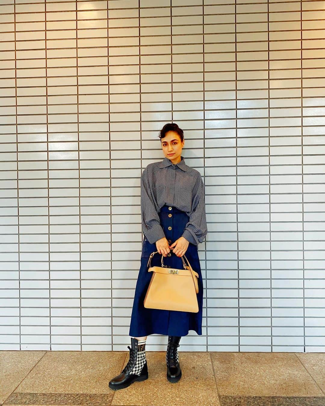 佐田真由美さんのインスタグラム写真 - (佐田真由美Instagram)「最近 @fendi  好き過ぎる💕 服も靴もbagも好き‼️ スタイリストの @nimu_1021  が雑誌でスタイリングしてくれた日から好きでしょうがない！ 気づかせてくれてありがとう😂 こちらのベージュの素敵なbag『Peekabooピーカーブー』は何とカスタムができます✨ スライドしてくとわかりますが、ベージュに鮮やかなブルーのポケットと、イニシャルではなく、MOM🤱と入れてみました！ ベージュにブルー最高💙 洋服も靴も全てFENDIです❣️ #fendipeekaboo  白のbagも気になったんだけどな… ポッケはピンクで 妄想🧠✨」9月9日 14時35分 - sadamayumi