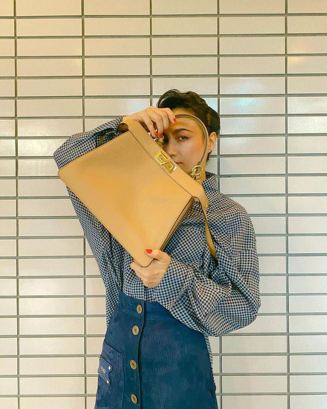 佐田真由美さんのインスタグラム写真 - (佐田真由美Instagram)「最近 @fendi  好き過ぎる💕 服も靴もbagも好き‼️ スタイリストの @nimu_1021  が雑誌でスタイリングしてくれた日から好きでしょうがない！ 気づかせてくれてありがとう😂 こちらのベージュの素敵なbag『Peekabooピーカーブー』は何とカスタムができます✨ スライドしてくとわかりますが、ベージュに鮮やかなブルーのポケットと、イニシャルではなく、MOM🤱と入れてみました！ ベージュにブルー最高💙 洋服も靴も全てFENDIです❣️ #fendipeekaboo  白のbagも気になったんだけどな… ポッケはピンクで 妄想🧠✨」9月9日 14時35分 - sadamayumi