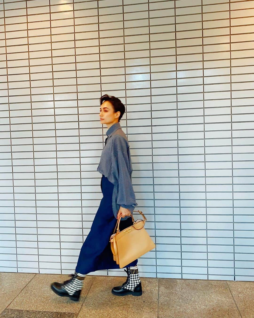 佐田真由美さんのインスタグラム写真 - (佐田真由美Instagram)「最近 @fendi  好き過ぎる💕 服も靴もbagも好き‼️ スタイリストの @nimu_1021  が雑誌でスタイリングしてくれた日から好きでしょうがない！ 気づかせてくれてありがとう😂 こちらのベージュの素敵なbag『Peekabooピーカーブー』は何とカスタムができます✨ スライドしてくとわかりますが、ベージュに鮮やかなブルーのポケットと、イニシャルではなく、MOM🤱と入れてみました！ ベージュにブルー最高💙 洋服も靴も全てFENDIです❣️ #fendipeekaboo  白のbagも気になったんだけどな… ポッケはピンクで 妄想🧠✨」9月9日 14時35分 - sadamayumi