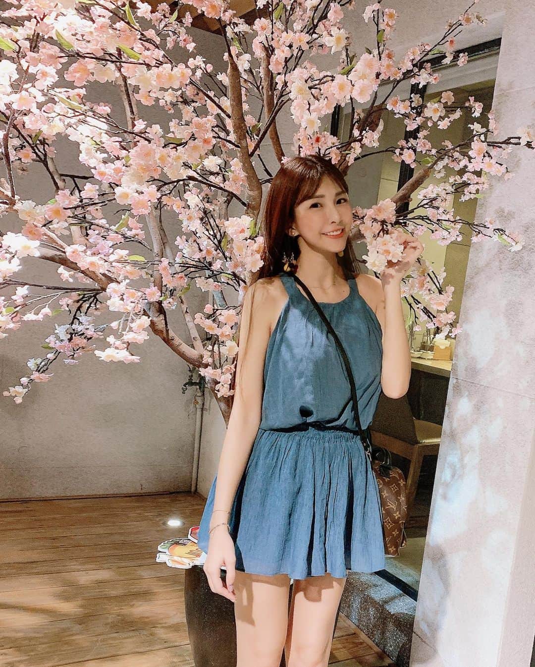 蘇心甯さんのインスタグラム写真 - (蘇心甯Instagram)「吃麻辣鍋也可以這麼網美啊～看看這餐後甜點也太用心了♥️一直想來吃 #麻辣壹號店 想很久了，開心我的酷寶約了我最愛的姐妹們一起來吃麻辣鍋🍲從前菜到主餐到甜點到飲料，都精緻又完美。 其實我超怕吃辣🌶️但這家麻辣鍋的小辣非常好吃耶，鍋底的麻辣鴨血和限量的豆腐超極美味呀、而且還有招牌麻粥好吃得不得了👍🏻一邊喊辣一邊吃完就是我哈哈哈  耳環&套裝 @ring886  #lala食記 @theonespicyhotpot  #麻辣壹號店 #限量的豆腐也很強大」9月9日 14時41分 - lalababy625