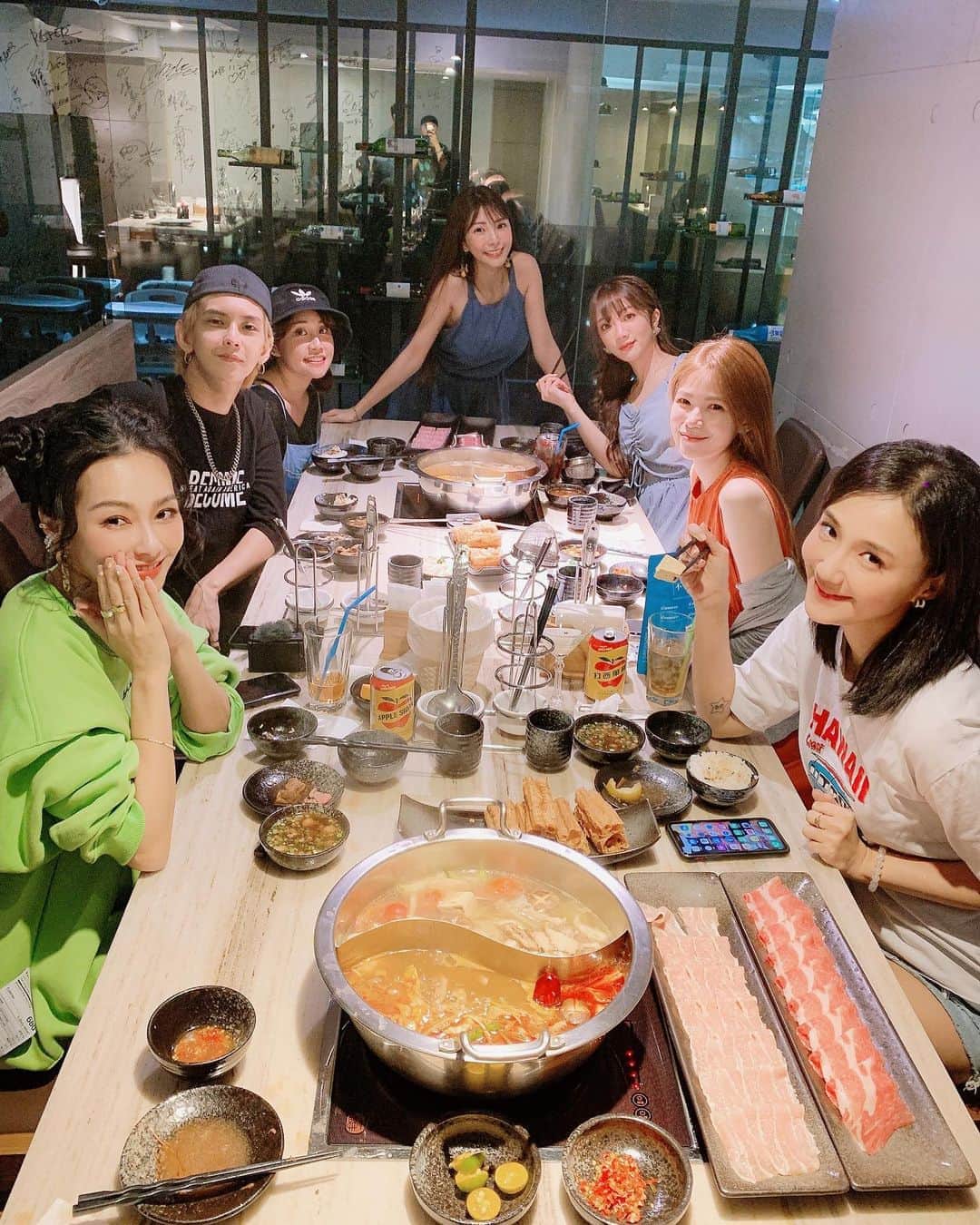 蘇心甯さんのインスタグラム写真 - (蘇心甯Instagram)「吃麻辣鍋也可以這麼網美啊～看看這餐後甜點也太用心了♥️一直想來吃 #麻辣壹號店 想很久了，開心我的酷寶約了我最愛的姐妹們一起來吃麻辣鍋🍲從前菜到主餐到甜點到飲料，都精緻又完美。 其實我超怕吃辣🌶️但這家麻辣鍋的小辣非常好吃耶，鍋底的麻辣鴨血和限量的豆腐超極美味呀、而且還有招牌麻粥好吃得不得了👍🏻一邊喊辣一邊吃完就是我哈哈哈  耳環&套裝 @ring886  #lala食記 @theonespicyhotpot  #麻辣壹號店 #限量的豆腐也很強大」9月9日 14時41分 - lalababy625