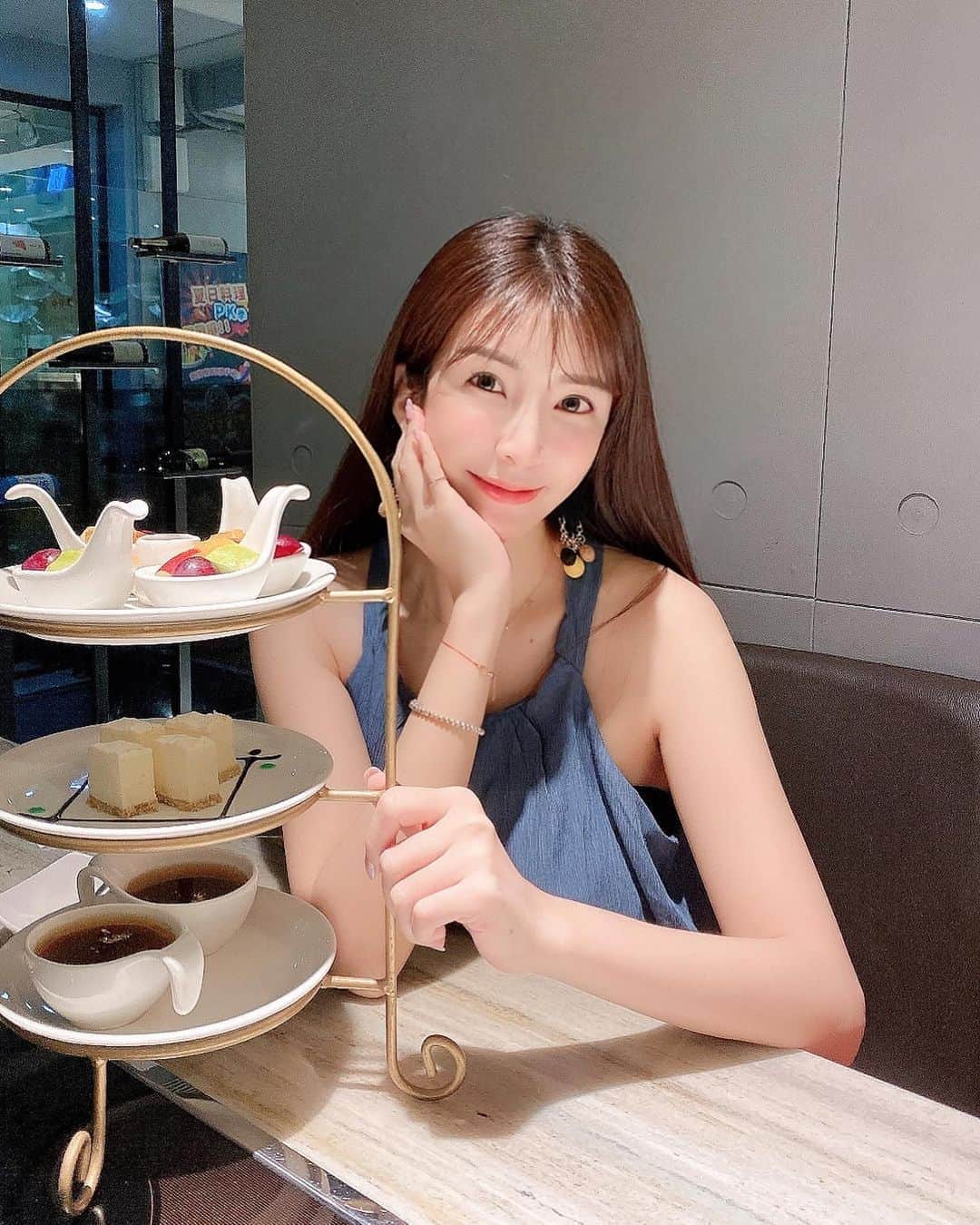 蘇心甯さんのインスタグラム写真 - (蘇心甯Instagram)「吃麻辣鍋也可以這麼網美啊～看看這餐後甜點也太用心了♥️一直想來吃 #麻辣壹號店 想很久了，開心我的酷寶約了我最愛的姐妹們一起來吃麻辣鍋🍲從前菜到主餐到甜點到飲料，都精緻又完美。 其實我超怕吃辣🌶️但這家麻辣鍋的小辣非常好吃耶，鍋底的麻辣鴨血和限量的豆腐超極美味呀、而且還有招牌麻粥好吃得不得了👍🏻一邊喊辣一邊吃完就是我哈哈哈  耳環&套裝 @ring886  #lala食記 @theonespicyhotpot  #麻辣壹號店 #限量的豆腐也很強大」9月9日 14時41分 - lalababy625