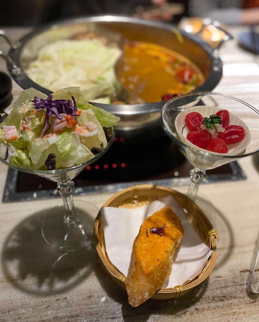 蘇心甯さんのインスタグラム写真 - (蘇心甯Instagram)「吃麻辣鍋也可以這麼網美啊～看看這餐後甜點也太用心了♥️一直想來吃 #麻辣壹號店 想很久了，開心我的酷寶約了我最愛的姐妹們一起來吃麻辣鍋🍲從前菜到主餐到甜點到飲料，都精緻又完美。 其實我超怕吃辣🌶️但這家麻辣鍋的小辣非常好吃耶，鍋底的麻辣鴨血和限量的豆腐超極美味呀、而且還有招牌麻粥好吃得不得了👍🏻一邊喊辣一邊吃完就是我哈哈哈  耳環&套裝 @ring886  #lala食記 @theonespicyhotpot  #麻辣壹號店 #限量的豆腐也很強大」9月9日 14時41分 - lalababy625