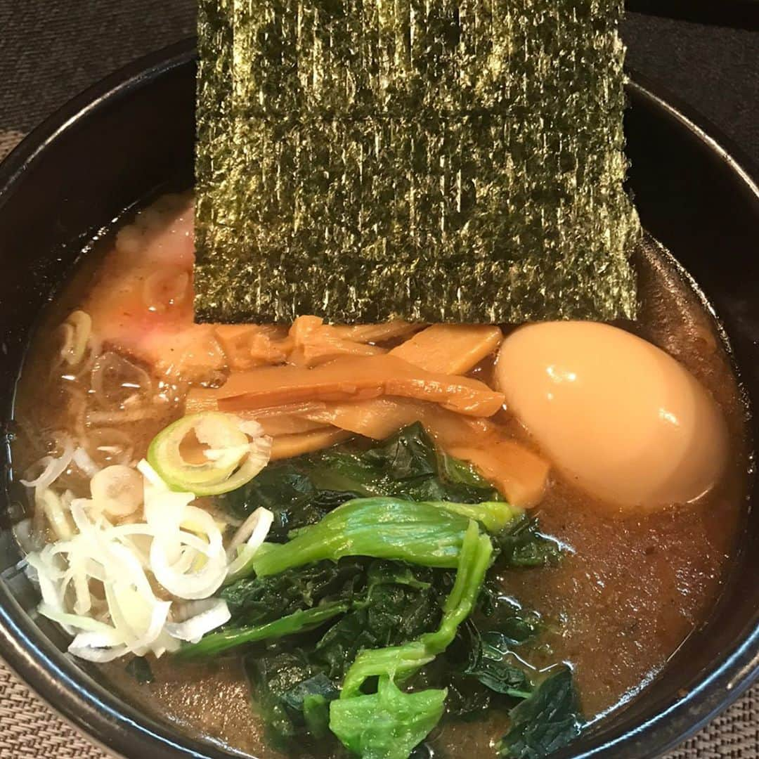 norimotoのインスタグラム：「本日の賄い🍜  ラーメン🍥 味玉 ほうれんそう トッピングしました　😁 #ラーメン #玉 #本日 #味玉 #トッピング #賄い #ほうれんそう #麺料理 #たまご料理 #野菜 #山菜 #野菜加工食品 #レシピ #食事 #食品 #ランチ #料理 #ディナー #プレート #おいしい #パン #肉 #グルメ #レストラン #ソース #サラダ #健康的 #クック #新鮮 #食べる」