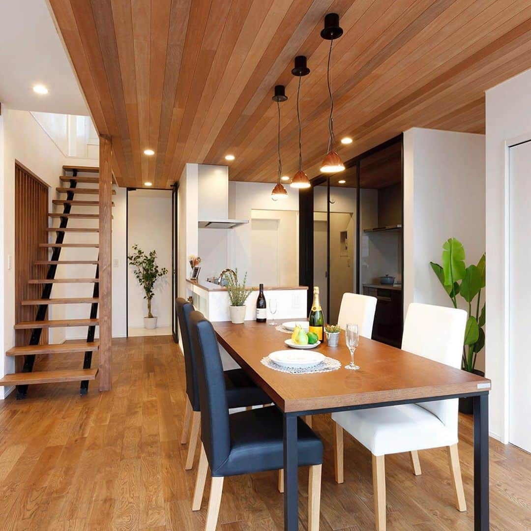 納得住宅工房さんのインスタグラム写真 - (納得住宅工房Instagram)「板張りの天井で作り出す、木の素材感を楽しんだ安心感のある空間。  使っている木材や張り方は様々で、どれも直線の美しさが際立ちます。  天井高を活かしたり重厚感を出したり、多種多様な演出を楽しむ事ができます。  #納得住宅工房 #自然素材の家 #板張り天井 #レッドシダー #パイン材 #ウォルナット #無垢のフローリング #吹抜けリビング #重厚感のある家 #上質な暮らし #快適な暮らし #空中廊下 #勾配天井 #寝室 #木のぬくもり #心地よい暮らし #enjoyhome #家が好き」9月9日 14時43分 - nattoku_jutaku