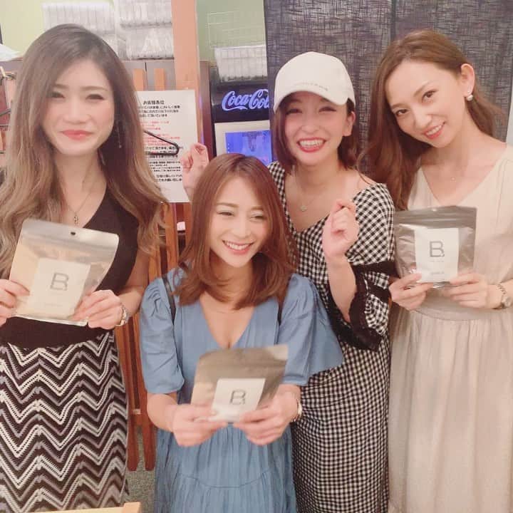 のインスタグラム：「お友達も愛用してくれてます❤️  B.THE MASKはBIANCAクリニックにてレーザー治療後に使用しています👩‍⚕️﻿ ﻿ レーザー後のダメージ肌には﻿ 栄養たっぷりのシートマスクでしっかり鎮静と補修を。﻿ ﻿ ブースター効果の高いB.THE MASKはお顔に乗せてたった5分でパック完了です🌿﻿ ﻿ スピード浸透し、ベタベタせずにしっかり保湿ができるスグレモノ✨﻿ ﻿ レーザー後のセンシティブなお肌には﻿ ご自宅でのケアも重要です‼️﻿ ﻿ 30枚入なら毎日ご自宅でクリニッククオリティーのスキンケアが実現🌡🛁﻿ ﻿ ご購入は店頭もしくは　@b.by_bianca へ♡﻿ 10枚入り 4,980円（498円/枚）﻿ 30枚入り 9,800円（327円/枚）﻿ ﻿ ﻿ ﻿ #bthemask #ビードット #ビアンカクリニック#bianca #biancaclinic #ビアンカ #スキンケア #シートマスク #シートマスクマニア #シートマスク大好き #スキンケア用品 #スキンケアマニア #ドクターズコスメ #医療コスメ #パック #美肌ケア #美肌レシピ #美肌レーザー #美肌になりたい #美肌効果 #美肌効果 #再生美容 #スキンケア用品 #スキンケアマニア #美容皮膚科 #美容整形 #整形#sheetmasks #フェイスパック #フェイスマスク」