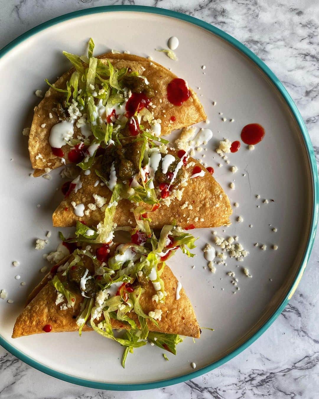 Antonietteのインスタグラム：「Due to the holiday I’m merging  both #meatlessmonday and #tacotuesday into the form of glorious crispy potato tacos (tacos de papa). Really easy to make! Boil and mash potatoes/season with sal🧂 y pimienta/put in warmed corn tortilla/ sprinkle cotija cheese/fold in half/fry in veggie oil until crisp on both sides/drain/top with shredded lettuce, salsas, hot sauce (I used homemade hot sauce and hatch chile salsa), crema, top with more cheese, and 💥! Best tacos evaaaarrrrr!!! 🌮 🤤」
