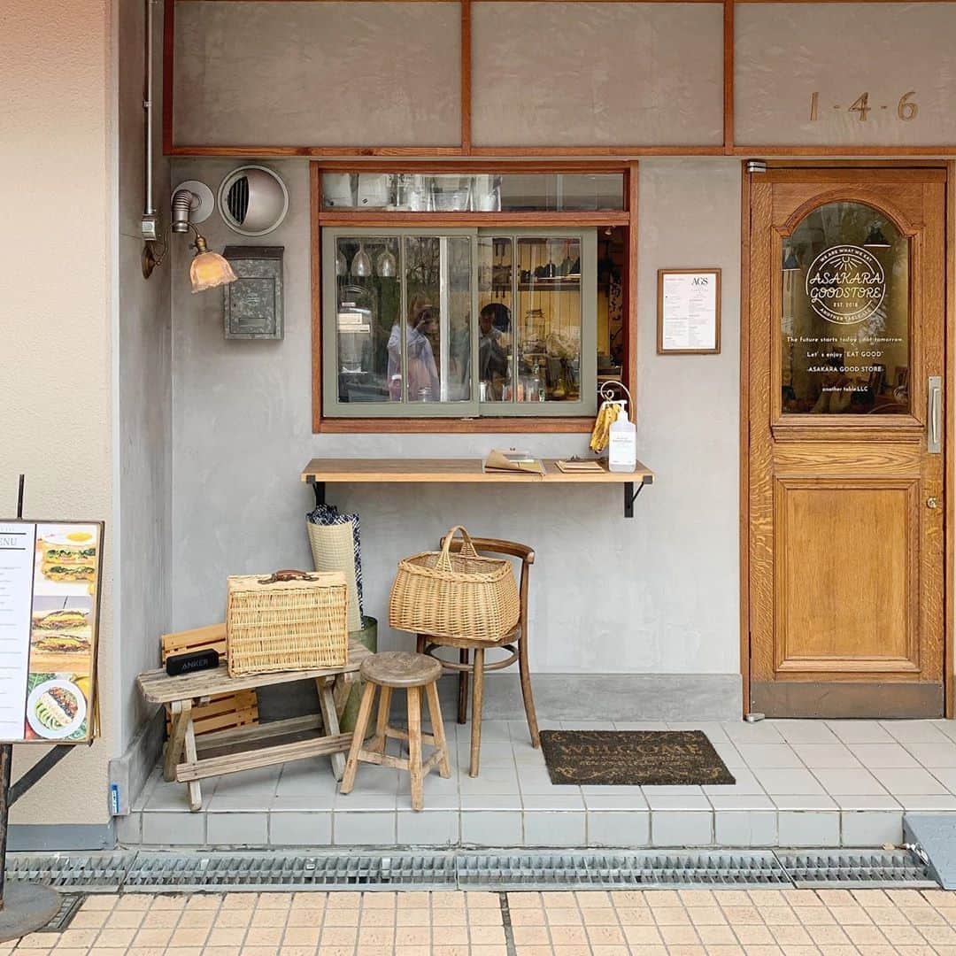RiLiさんのインスタグラム写真 - (RiLiInstagram)「.⁣ 大阪にあるカフェ「ASAKARA GOOD STORE（アサカラグッドストア）」では、サンドイッチやコーヒーなどをテイクアウトするとポットやイス、バスケットなどのピクニック小物が無料レンタルできるんだって🤭♡ 手ぶらで韓国ちっくなおしゃれピクニックができちゃうのはとってもうれしいね🥪🧺⁣ .⁣ .⁣ ※注意※⁣⁣ 外出の際はマスクの着用、人との距離を保つなどの感染対策を心がけ⁣帰宅時はしっかり手洗い・うがいを行いましょう！⁣⁣ またご紹介した店舗の営業時間等が⁣変更されている場合がございます。ご注意ください。⁣⁣ ❣❣❣❣❣⁣⁣ サイトやSNSで掲載させていただくお写真募集中😘📸⁣⁣ かわいいコーデやアイテム、注目スポットなどが撮れたら、ハッシュタグ→#rili_tokyo を付けて投稿❗⁣⁣ ．⁣⁣ Special Thanks💋 Photo by⁣⁣ @__yan.s⁣ @ayu_ojm⁣ @kuzuharaibukiii⁣ @maho__0408⁣ @___17hn⁣ ．⁣⁣ #ASAKARAGOODSTORE#アサカラグッドストア#大阪観光#大阪カフェ#秋ピクニック#ブラックコーデ#ホワイトコーデ#バケハ#バケットハット#ワントーンコーデ#ベージュコーデ#ブラウンコーデ#シミラールック #RiLi #おしゃれさんと繋がりたい #お洒落さんと繋がりたい #ファッション #패션스타그램 #ootd #outfit」9月9日 15時00分 - rili.tokyo
