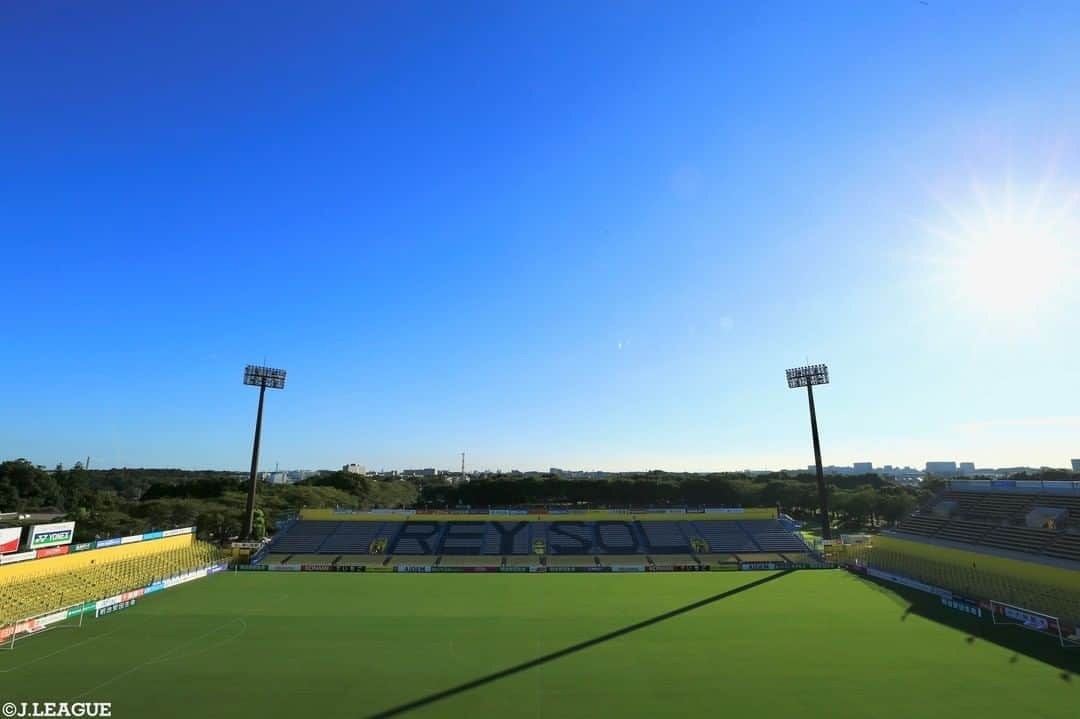 Ｊリーグさんのインスタグラム写真 - (ＪリーグInstagram)「.﻿ 雲ひとつない青空☀️﻿ ﻿ 8月のスタジアムでは、﻿ 夏らしい爽やかな空を見ることができました❗️﻿ ﻿ #Ｊリーグ﻿ #jleague﻿ ﻿ #柏レイソル #reysol﻿ #横浜ＦＣ #yokohamafc﻿ #三協フロンテア柏スタジアム﻿ #ニッパツ三ツ沢球技場 ﻿ #スタジアム #stadium #🏟﻿ #空 #sky #夏空﻿ #青空 #夏の空 #空が好きな人と繋がりたい﻿ #いい天気﻿ #景色 #風景 #綺麗﻿ #美しい #beauty﻿ #ダレカニミセタイソラ ﻿ #ダレカニミセタイケシキ﻿ #ダレカニミセタイフウケイ﻿ #サッカー #⚽️ #soccer #football」9月9日 15時00分 - jleaguejp