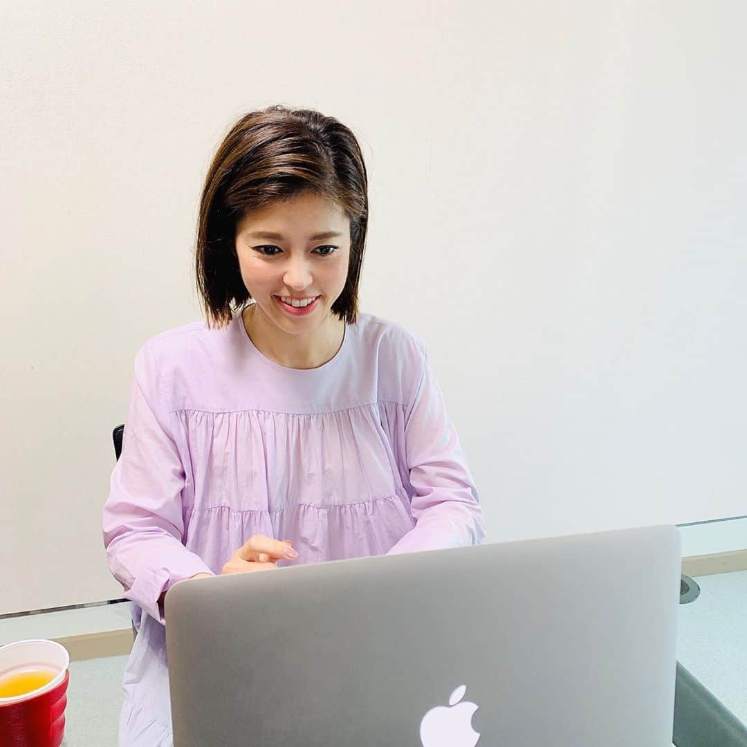 神田愛花さんのインスタグラム写真 - (神田愛花Instagram)「事務所でリモート打ち合わせ💻 初めて出させて頂く番組です❤️ どうぞ宜しくお願い致します✨  #リモート打ち合わせ  #もう慣れた #むしろ便利 #Wi-Fiも順調 #初出演 #楽しみだなぁ #宜しくお願い致します #神田愛花」9月9日 15時11分 - aikakanda