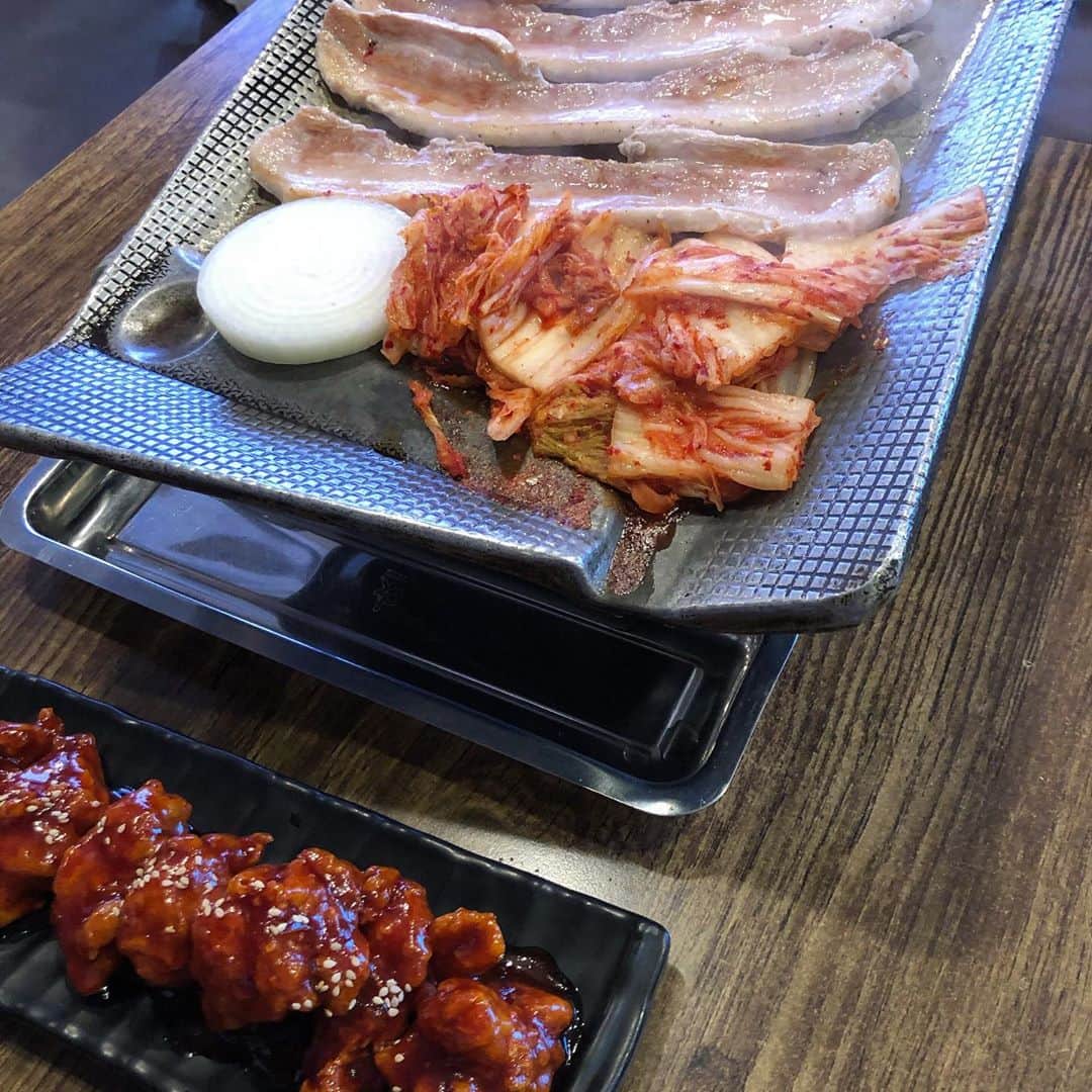 のインスタグラム：「﻿ ﻿ ﻿ 🐖韓国料理🐖﻿ ・﻿ ♡﻿ ・﻿ こないだひなと韓国料理に✨﻿ @hina_kawago  ・ サムギョプサルと、﻿ ヤンニョムチキン🥺﻿ 辛いものたまーに食べたくなりませんか？﻿ みんなどれぐらいの辛さまで﻿ 平気ですか？🥺🌱﻿ ・﻿ ♡﻿ ・﻿ ♡﻿ ・﻿ #新大久保﻿ #韓国料理﻿ #新大久保グルメ﻿ #新大久保ランチ﻿ #サムギョプサル﻿ #ヤンニョムチキン﻿ #食べスタグラム﻿ #グルメ﻿ #東京グルメ﻿ #카페﻿ #먹방﻿ #인스타푸드﻿ #粉我﻿ #中西香菜」