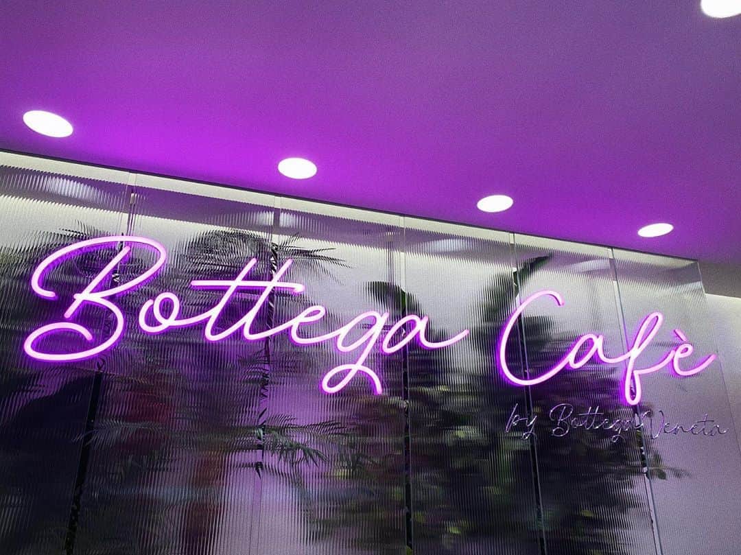 島袋聖南さんのインスタグラム写真 - (島袋聖南Instagram)「CAFE可愛かった🥺💙 私もカフェにときめくのねw @bottegaveneta」9月9日 15時14分 - seina4444