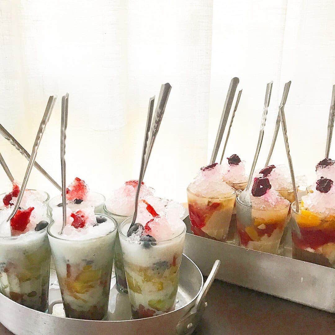 のインスタグラム：「【フレッシュフルーツのチェー】 料理研究家・植松良枝さんの思い出のひと品は、ベトナム北部ハノイで出合ったチェー。盛りだくさんのフルーツとアボカド、ザクザクの氷がポイント！ https://madamefigaro.jp/gourmet/feature/200828-summer-sweets-recipe-02.html photos et texte : @uematsuyoshie #figarojp #レシピ #スイーツ #チェー #ベトナム #思い出の味 #旅 #夏の思い出」