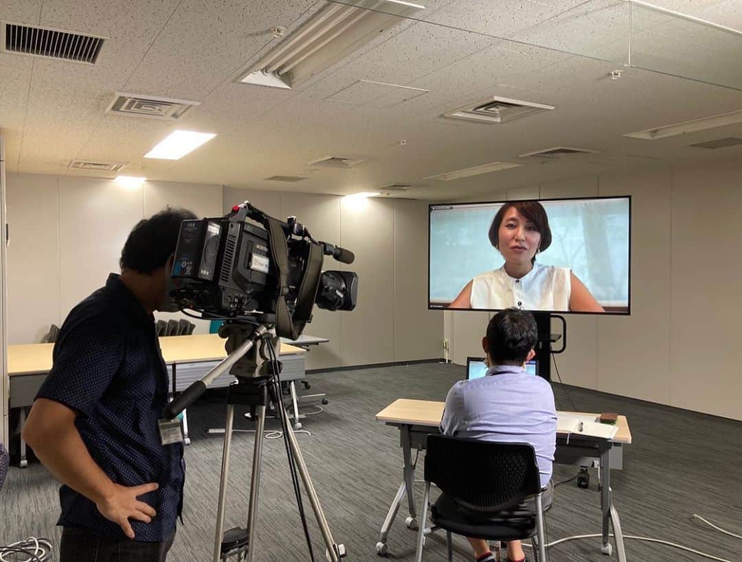 のインスタグラム：「本日のフジテレビLIVE News it！内でUSオープン　ベスト4に入りました大坂なおみ選手について解説させて頂きます。 他のニュースの関係で時間が変わるかもしれませんが、今のところ17時30分前後の登場になるかと思います是非ご覧下さい。 関西地区だけは報道ランナーのお時間かもです。  私は自宅からのオンライン出演でしたが、マネージャーの岡さんがフジテレビでスタッフさん側で収録に立ち会って下さいました。  お洋服はシャツでキチンと感を出しながらも堅苦しくないmachattさんのシャツを着用させて頂きました〜。  #全米オープンテニス #大坂なおみ　選手 #フジテレビ #解説 #tennis #テニス #machatt」