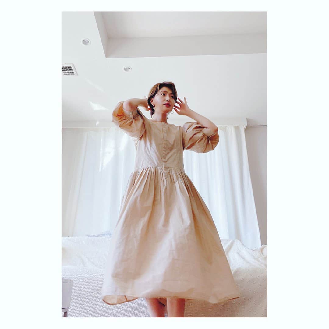廣瀬規子のインスタグラム：「私的に、、 何だかとってもバランス取るのが難しいワンピなんだけど、、、 袖の感じと色に惹かれて買ってしまった　@merlettenyc の このワンピ。 ・ 買ったものの、、あまりに暑いので、袖付きを着る気になれず💦 少しねかせていたのですが、、 今日は赤いリップと合わせて着てみました。 もう少し寒くなったら、ライダースやショートブーツなんかでも合わせてみたいな😌 ・ ・ しかし、、暑い、、、 秋の装いを出来るのは、いつになるのだろうか、、🍂 ・ ・ #merlette  #ワンピース #fashion #mamafashion #ファッション #ママコーデ  #ワンピがやっぱり好き」